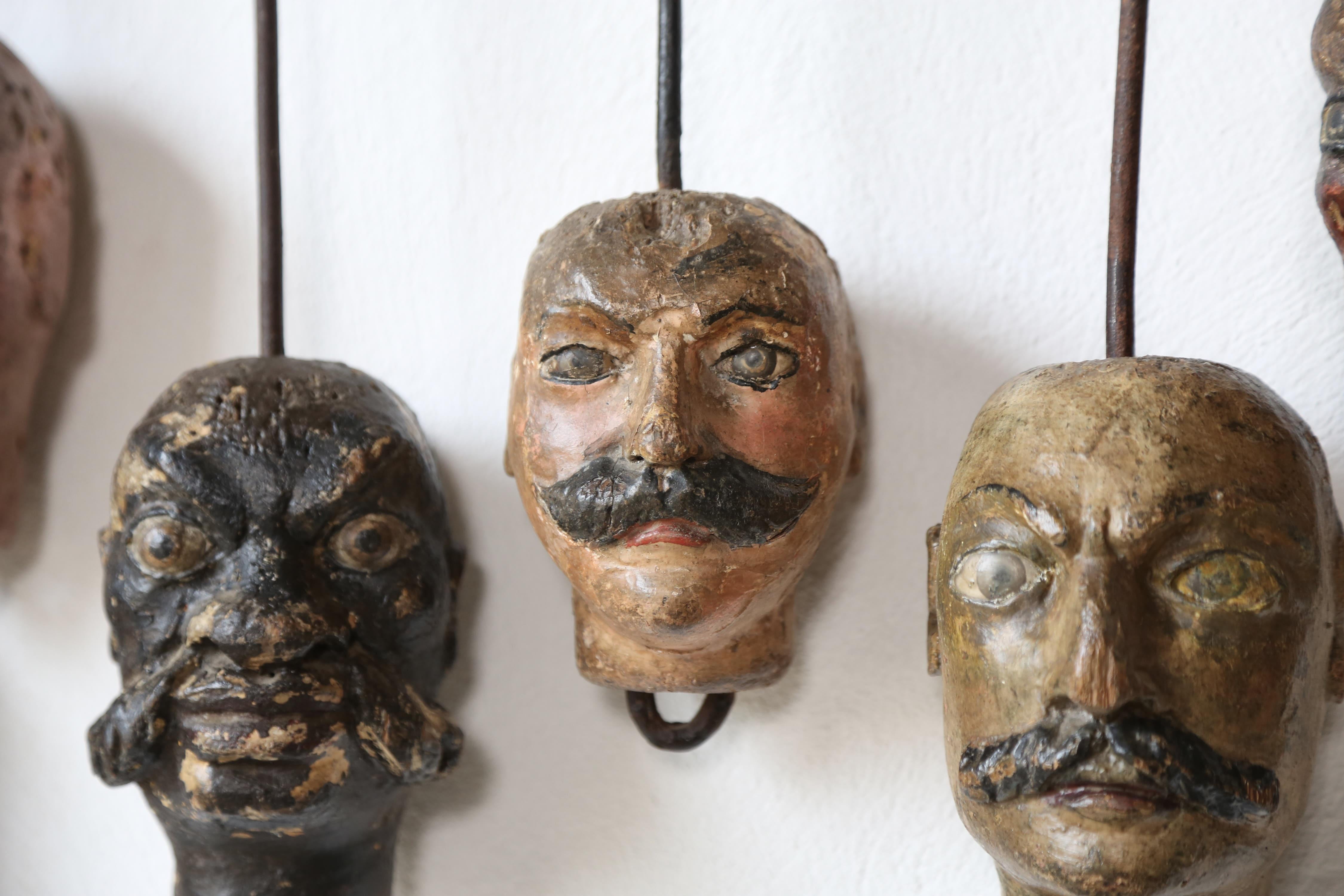 Exceptionnel ensemble de 24 têtes de Marionette uniques fabriquées à la main, Italie, 19ème siècle en vente 10