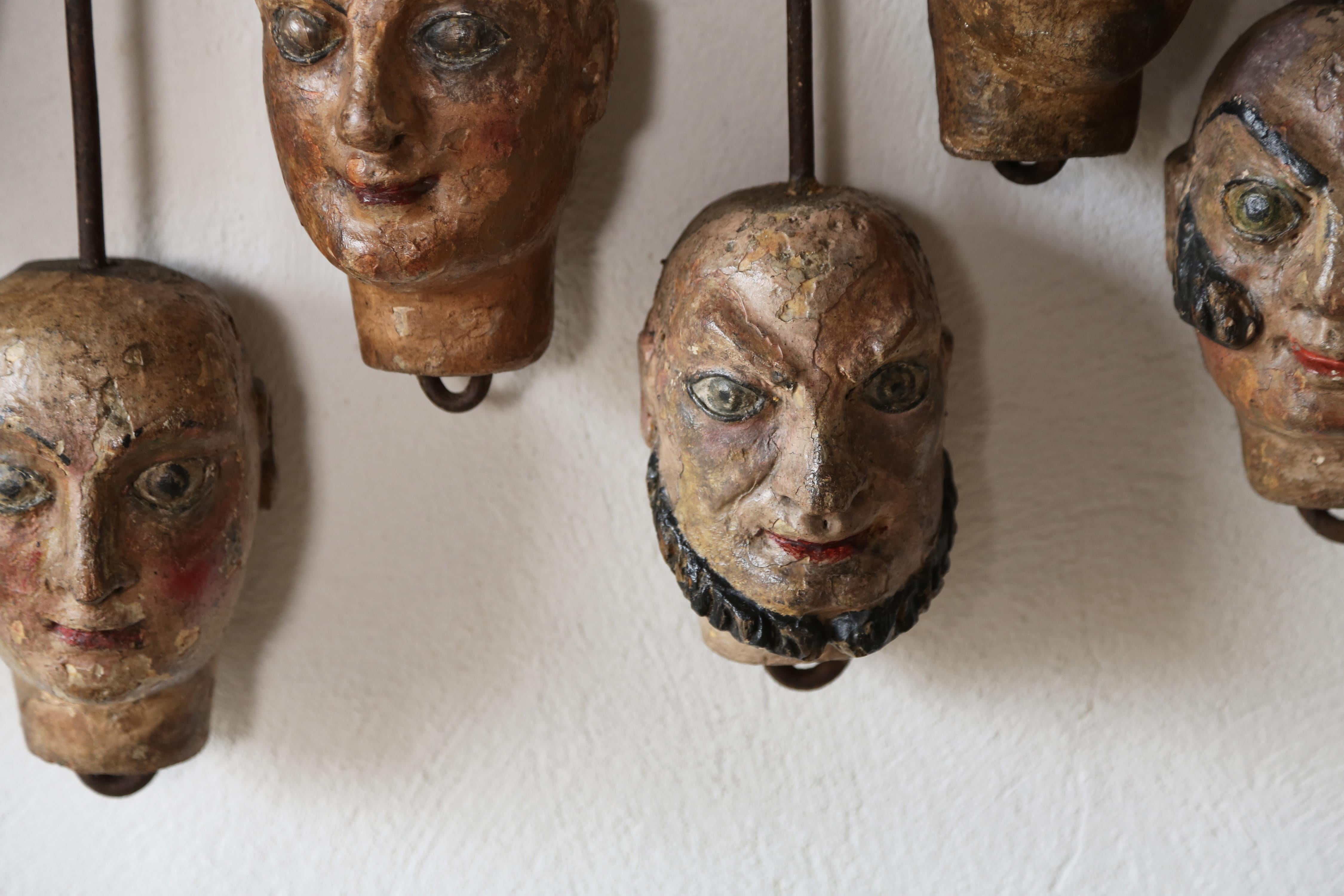 Exceptionnel ensemble de 24 têtes de Marionette uniques fabriquées à la main, Italie, 19ème siècle en vente 11