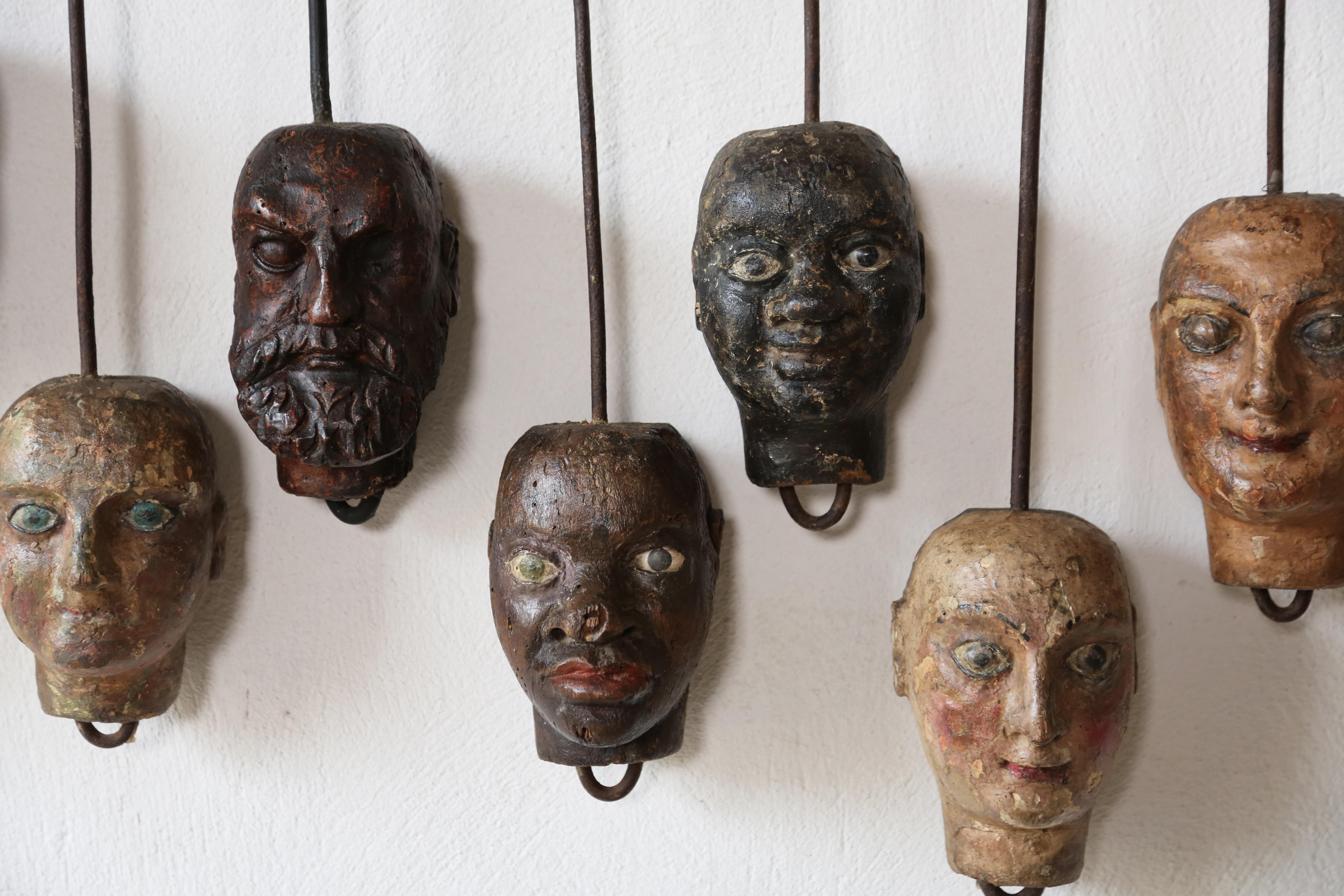 Exceptionnel ensemble de 24 têtes de Marionette uniques fabriquées à la main, Italie, 19ème siècle en vente 12
