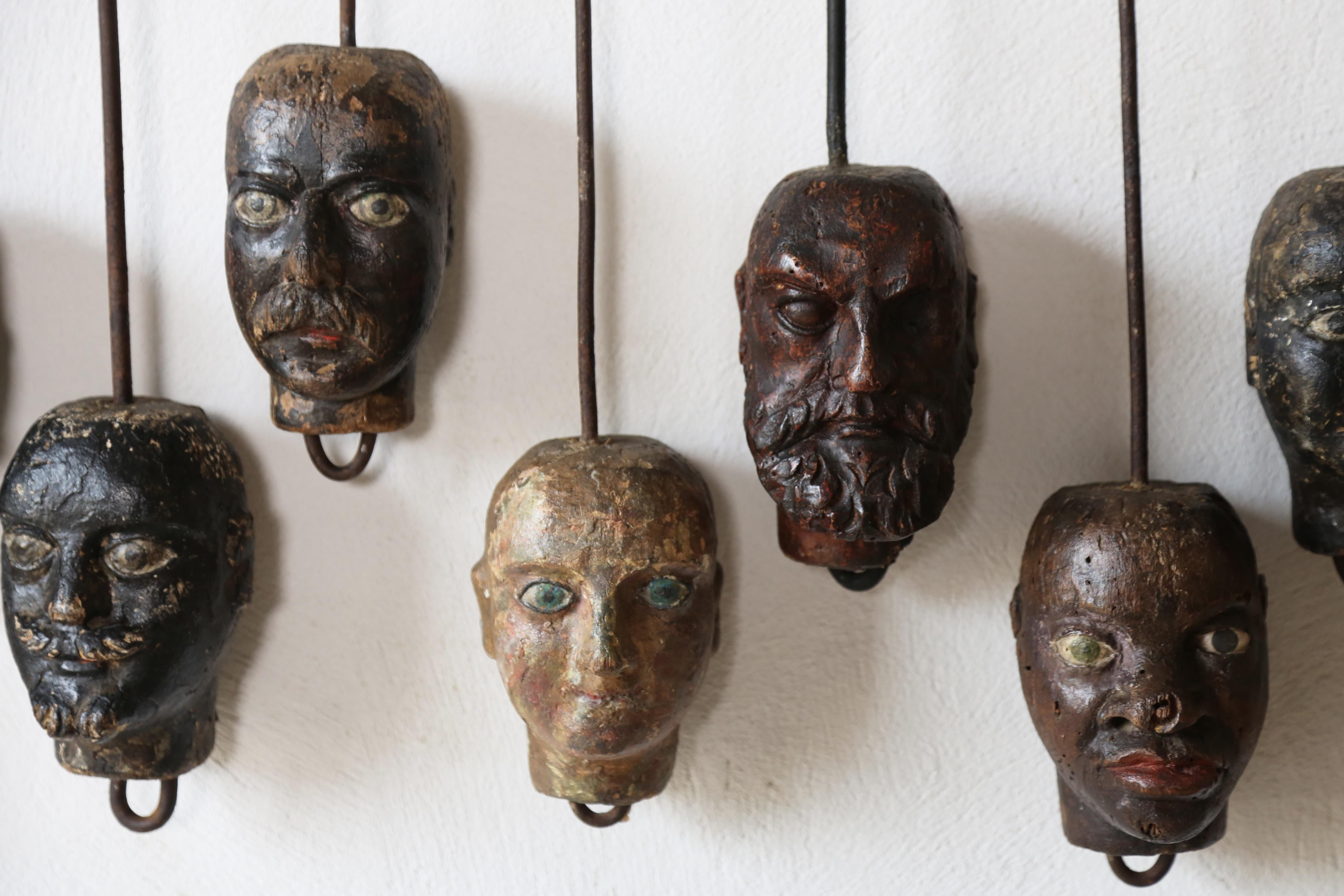 Exceptionnel ensemble de 24 têtes de Marionette uniques fabriquées à la main, Italie, 19ème siècle en vente 13