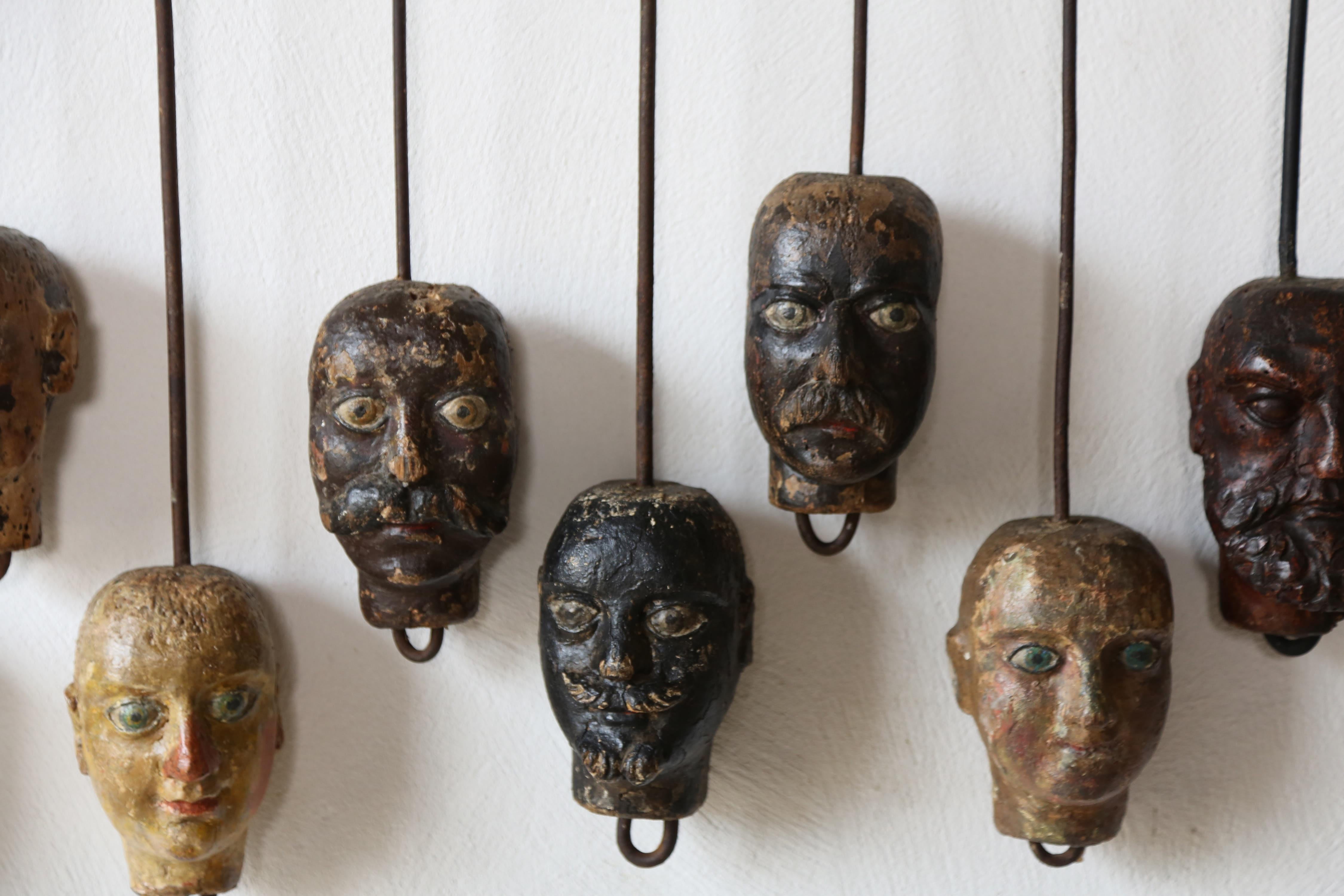 Exceptionnel ensemble de 24 têtes de Marionette uniques fabriquées à la main, Italie, 19ème siècle en vente 14