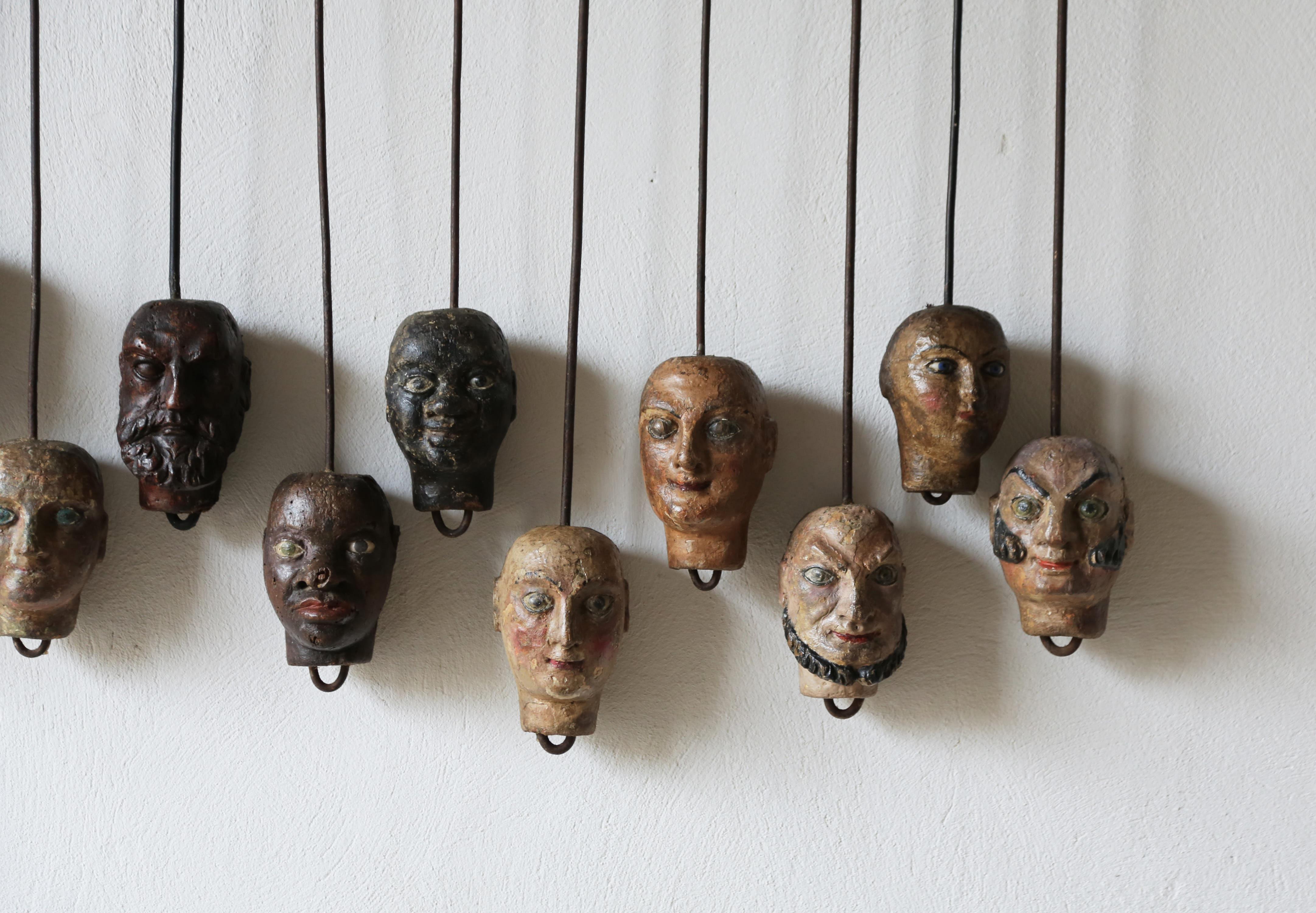 Exceptionnel ensemble de 24 têtes de Marionette uniques fabriquées à la main, Italie, 19ème siècle Bon état - En vente à London, GB