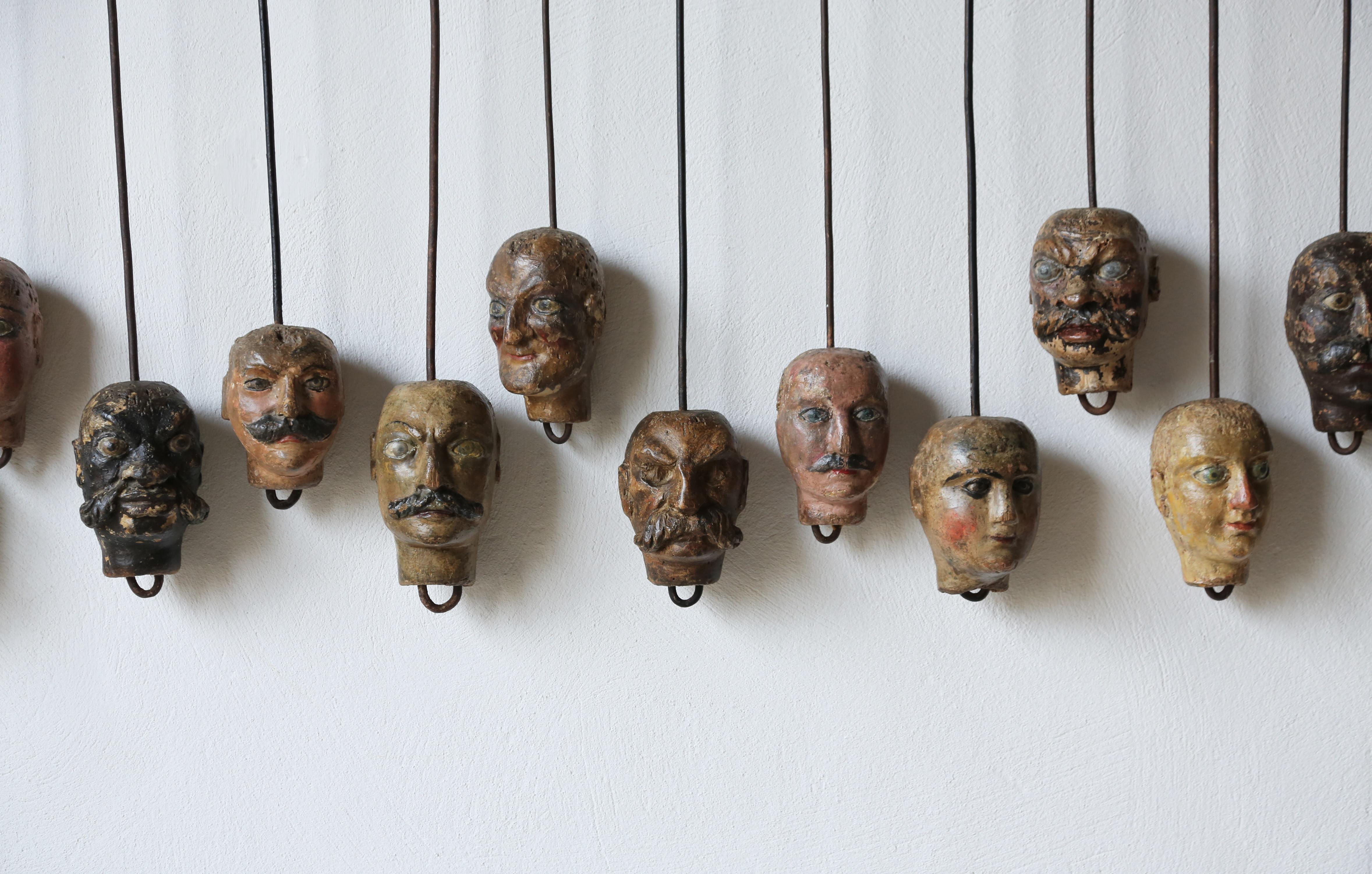 Métal Exceptionnel ensemble de 24 têtes de Marionette uniques fabriquées à la main, Italie, 19ème siècle en vente