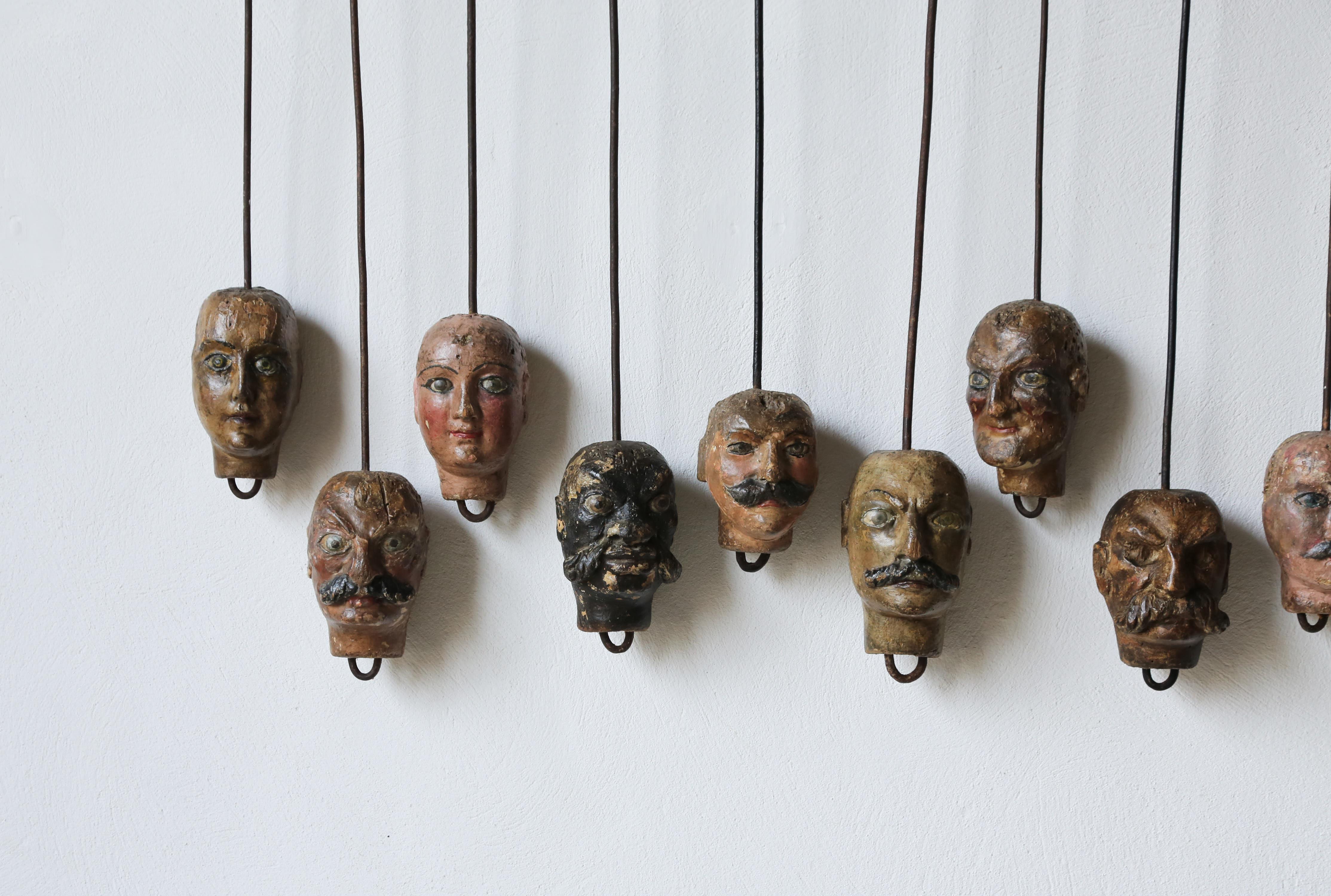 Exceptionnel ensemble de 24 têtes de Marionette uniques fabriquées à la main, Italie, 19ème siècle en vente 1