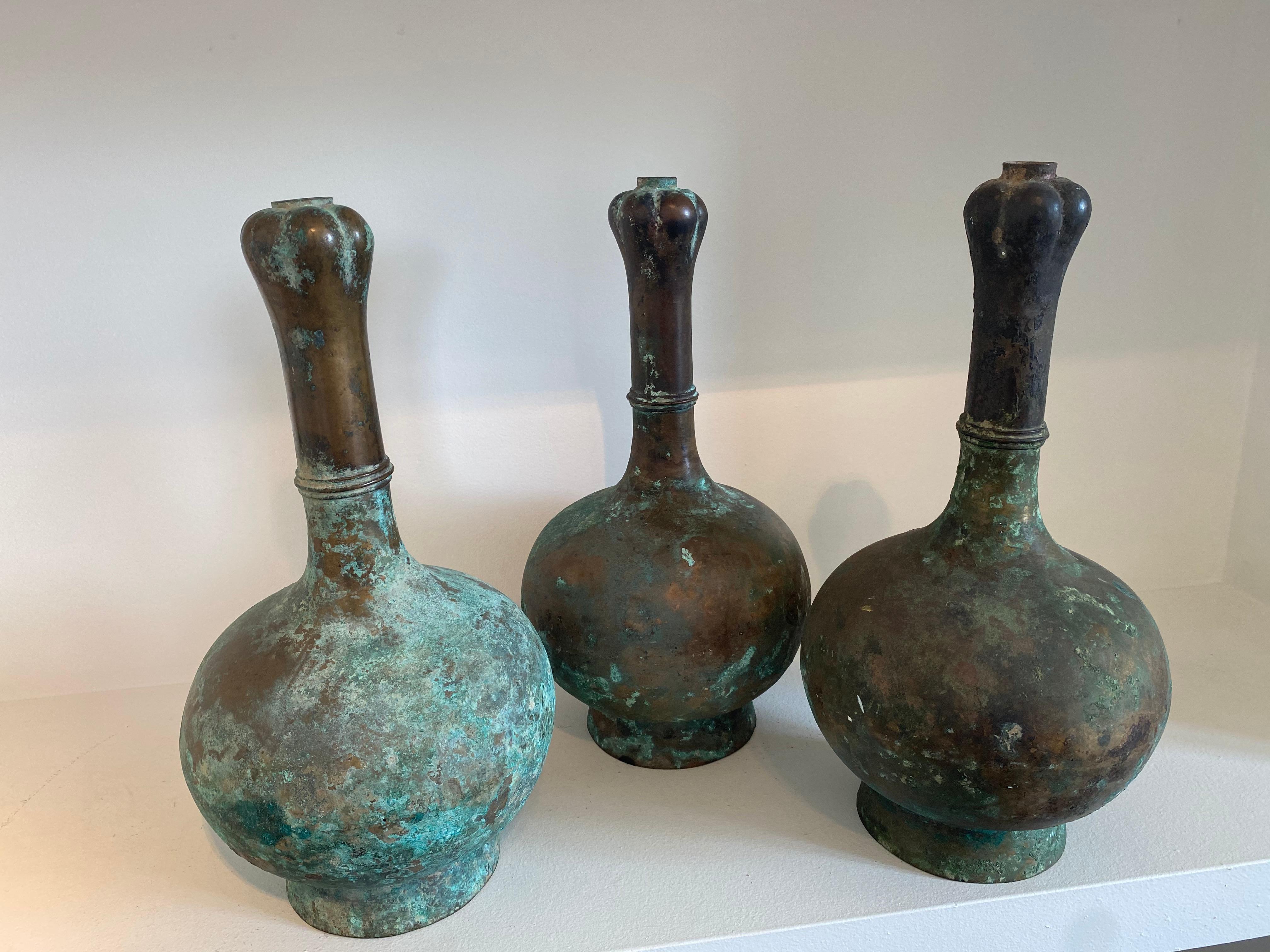 Außergewöhnliches antikes 3er-Set  Orientalische chinesische Han-Vasen aus Bronze (Chinesisch) im Angebot