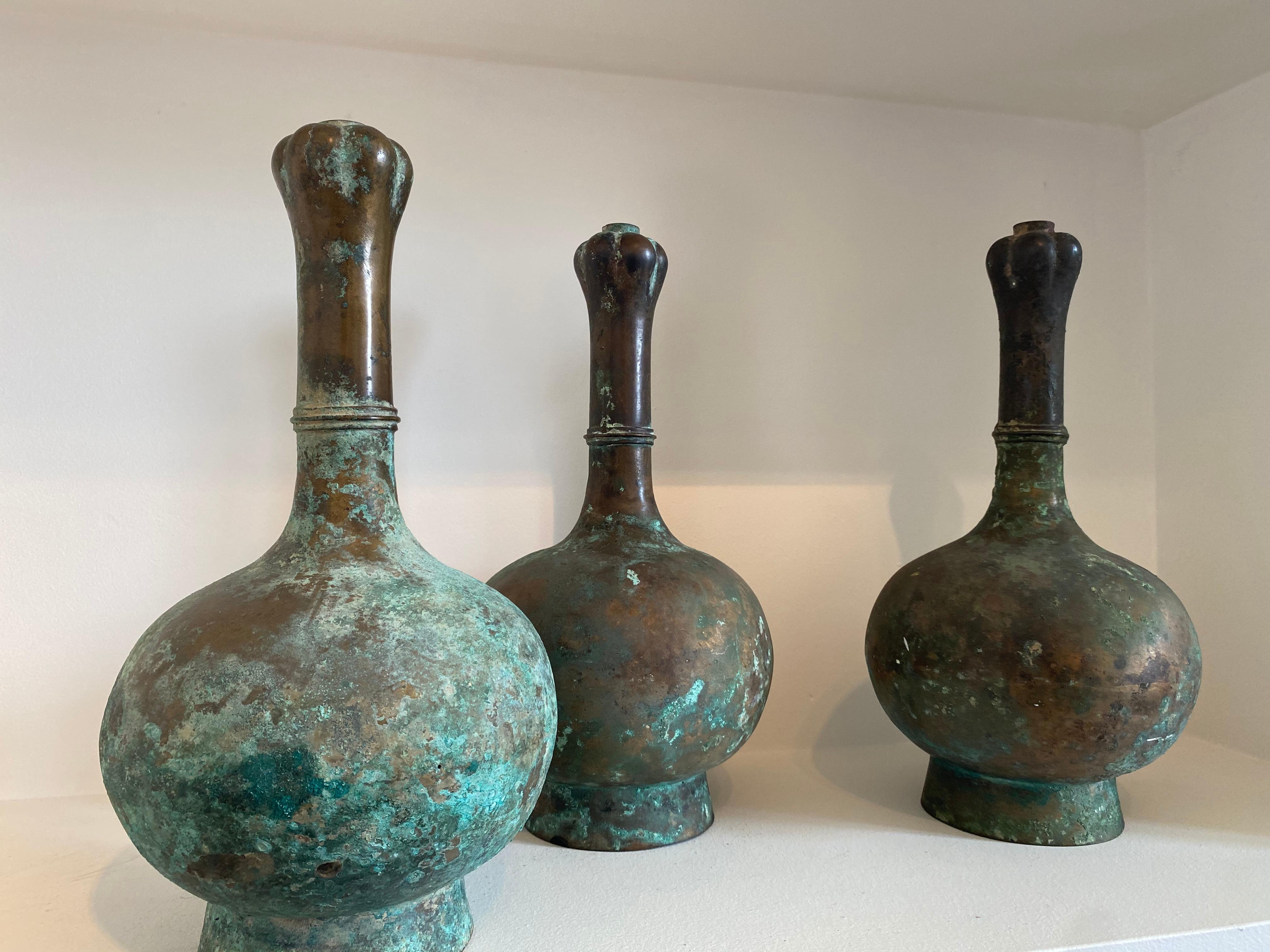 Exceptional Antique Set of 3  Oriental Chinese Bronze Han Vases In Good Condition For Sale In Schellebelle, BE