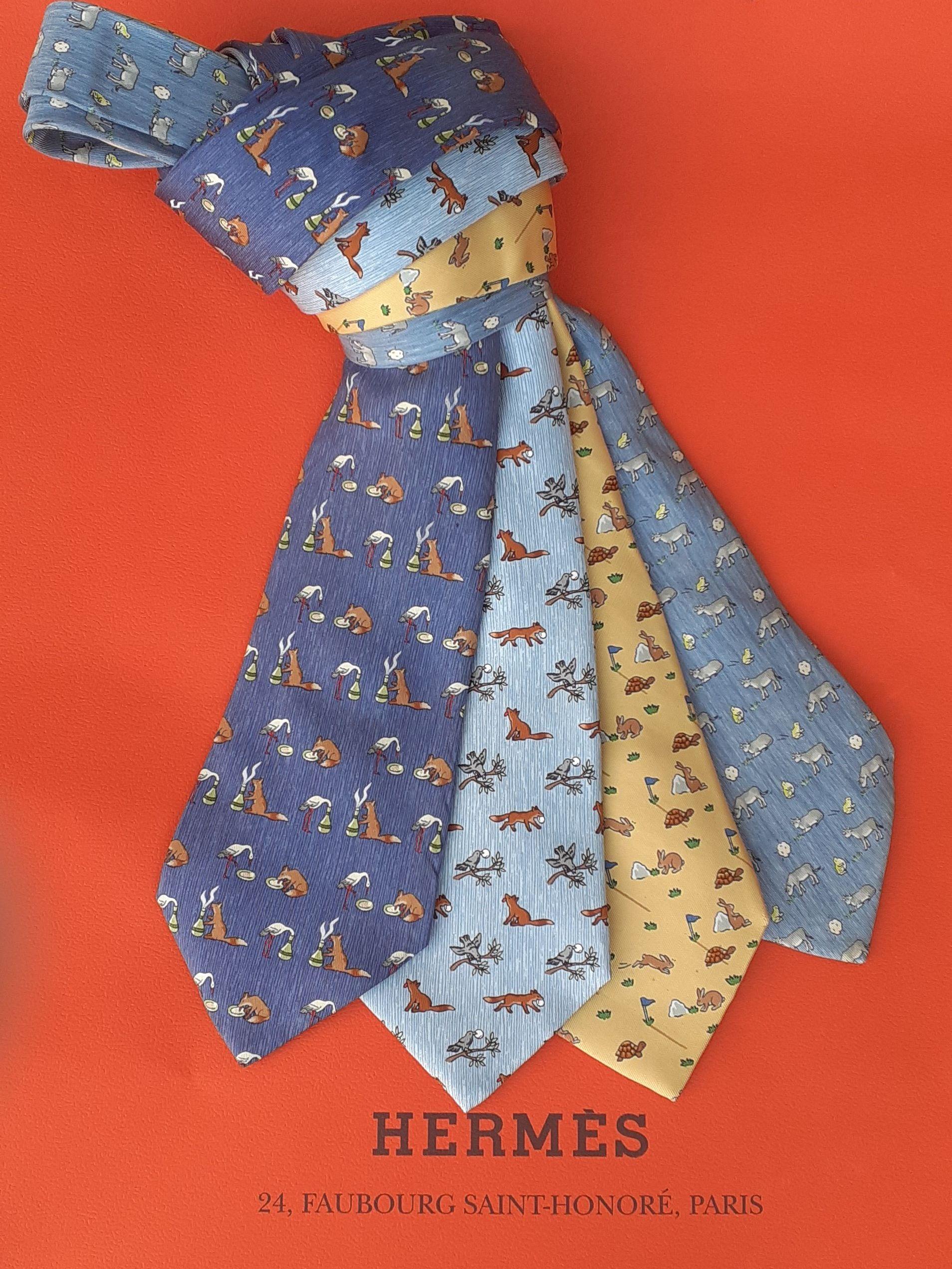 Rare ensemble de 4 cravates Hermès authentiques

Impressions : Les Fables de La Fontaine

De gauche à droite :

1. Le Renard et la Cigogne en bleu foncé, marron, blanc, vert. 100% soie. Doublé de soie bleu foncé unie. Avec étiquette d'entretien. 155
