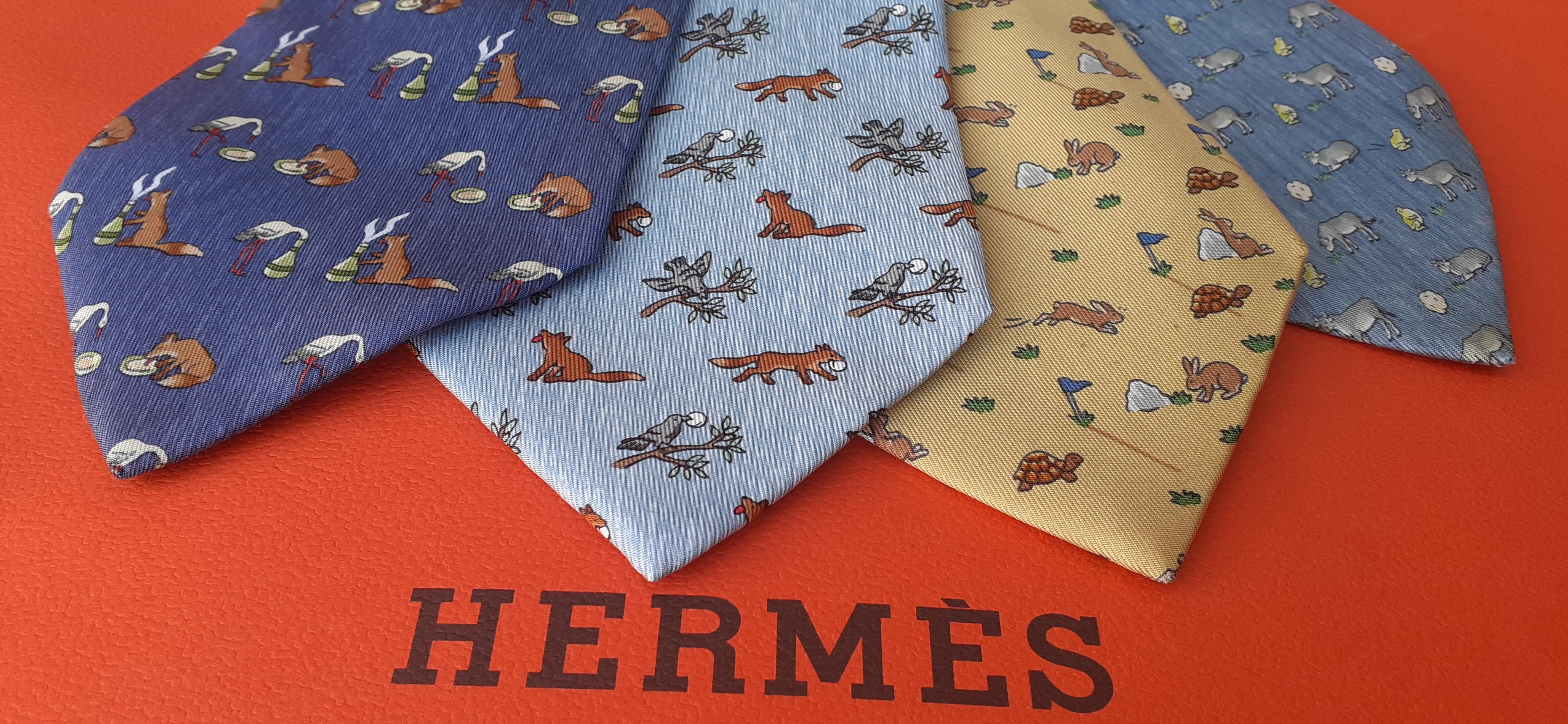  Exceptionnel ensemble de 4 cravates Hermès tirées des Fables de La Fontaine en soie Pour hommes 