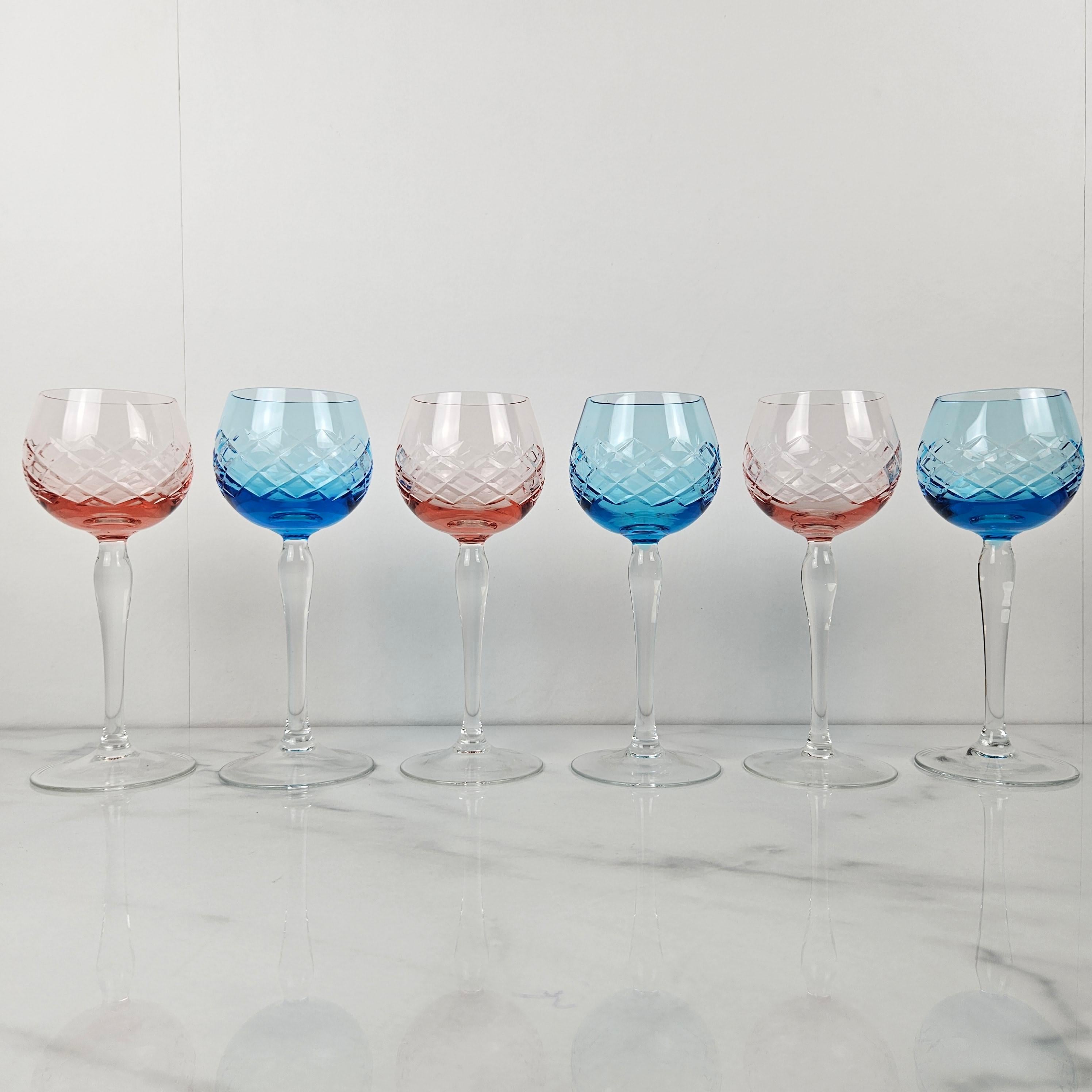 Cet ensemble exquis de six verres à vin français anciens illustre le raffinement artistique et artisanal du verre français du début du XXe siècle. 
Chaque verre est soufflé à la main et présente un étonnant motif taillé dans la masse dans des tons