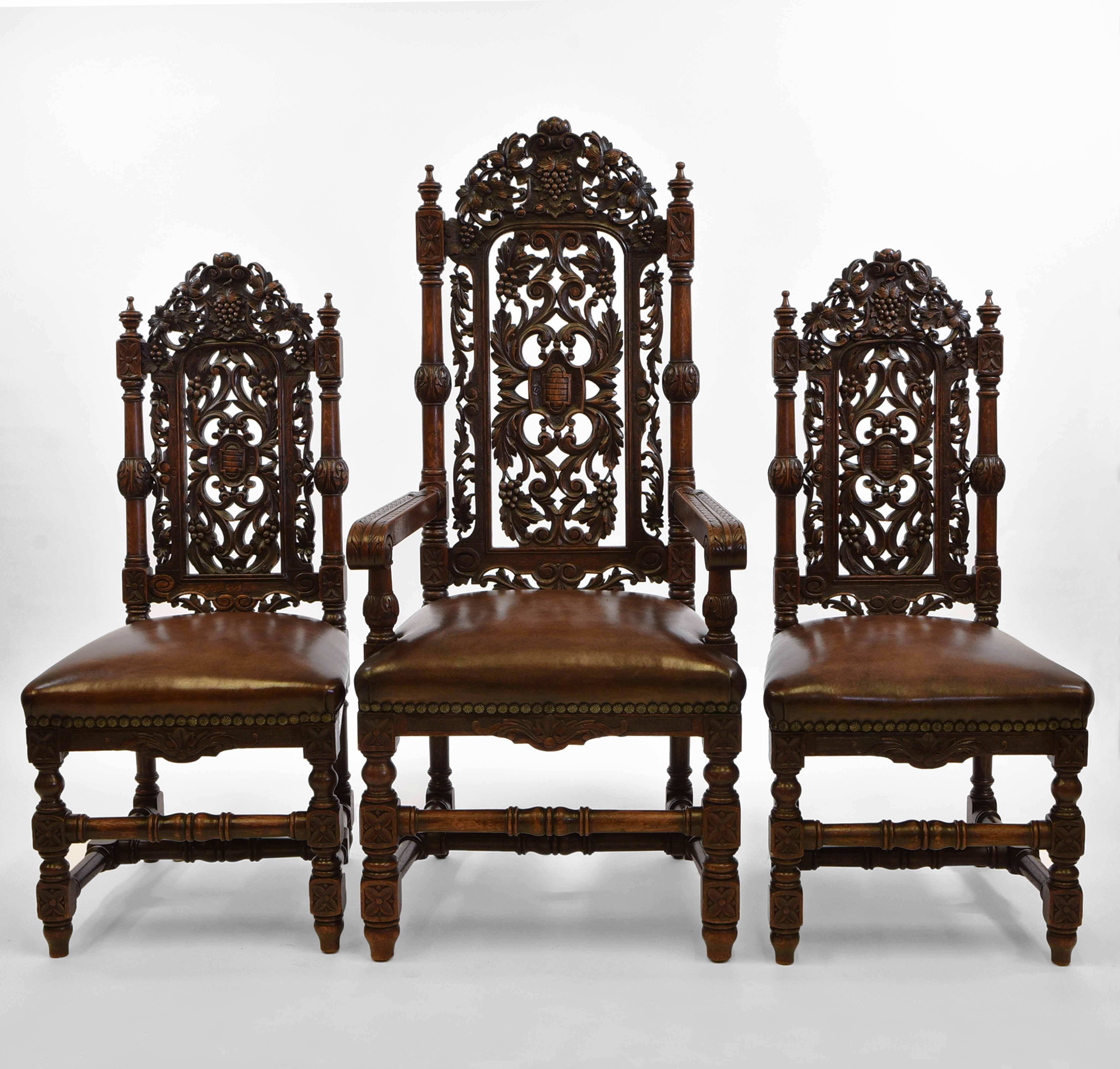 Ein außergewöhnlicher Satz von acht englischen viktorianischen geschnitzten Eichenstühlen mit Ledersitzen. Etikett des Herstellers 