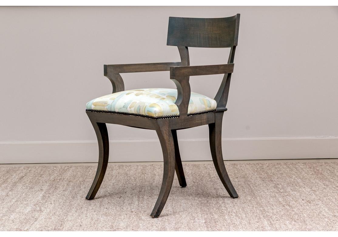 Un conjunto muy bien hecho de Sillas de Comedor Estilo Klismos tapizadas a medida en un suave tinte Gris. Muy robustas y cómodas, las sillas tienen la forma Klismos clásica, tal como la introdujo en el mundo del diseño T.H Robsjohn Gibbings. Los