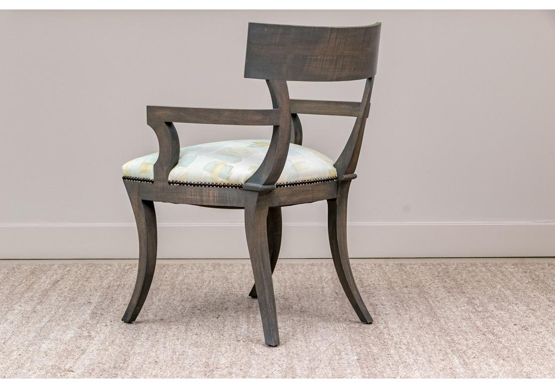 Excepcional Juego De 8 Sillas De Comedor Estilo Klismos Teñidas De Gris Moderno de mediados de siglo en venta