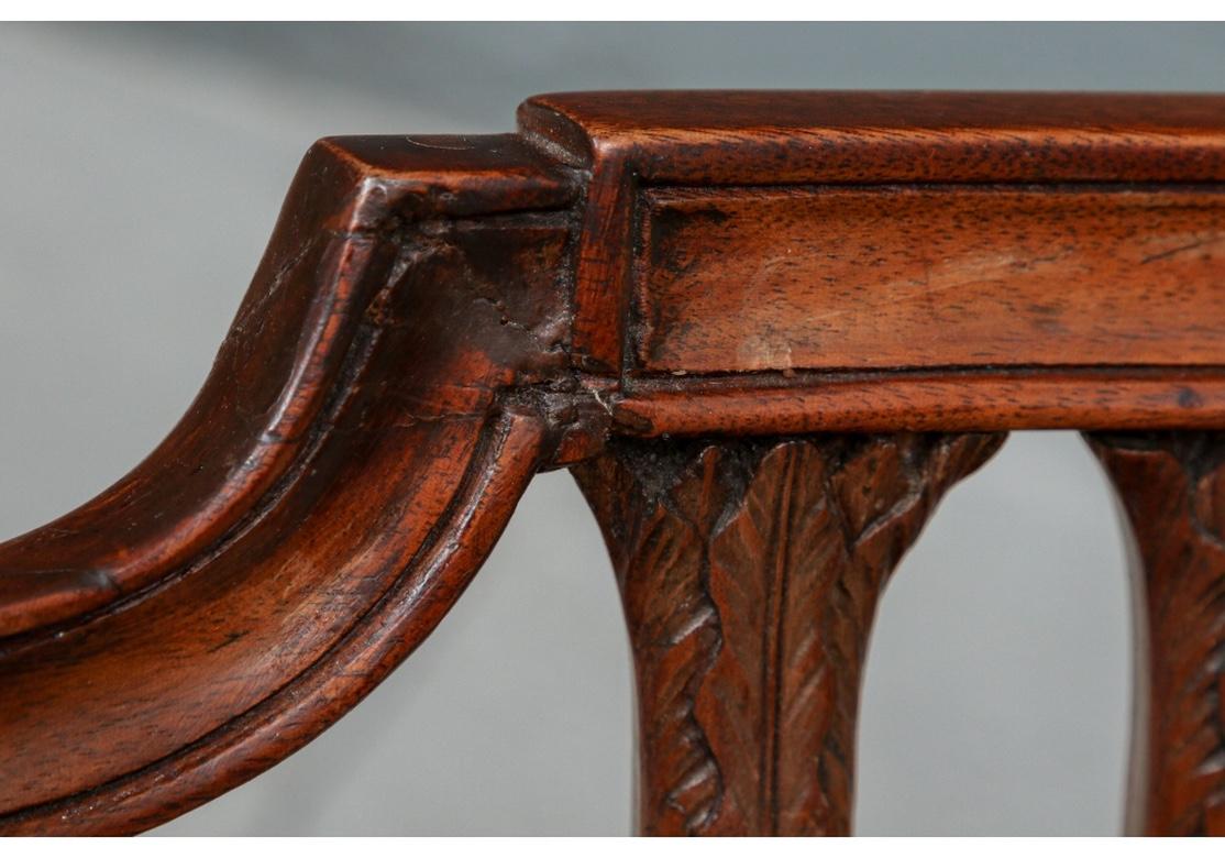 Außergewöhnliches Set von 8 halb antiken französischen geschnitzten Nussbaum-Esszimmerstühlen  im Angebot 4