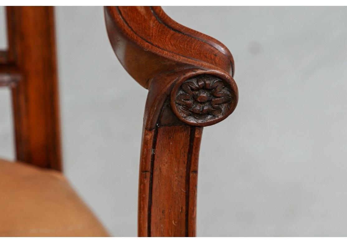 Cuir Exceptionnel ensemble de 8 chaises de salle à manger semi-anciennes françaises en noyer sculpté  en vente