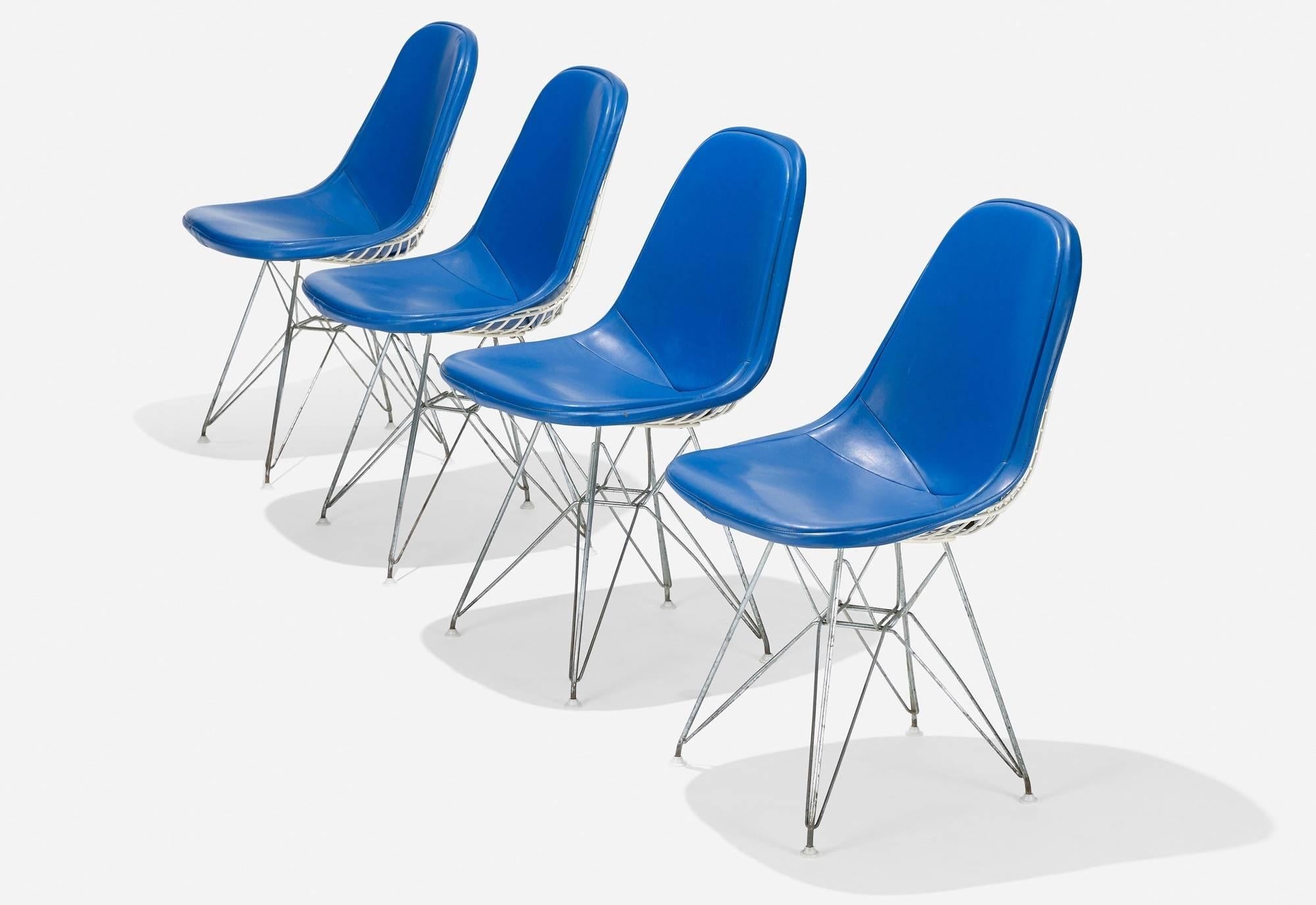 Mid-Century Modern Ensemble original de 4 chaises de salle à manger Eames DKR-1 en vinyle bleu et acier blanc, 1951 en vente