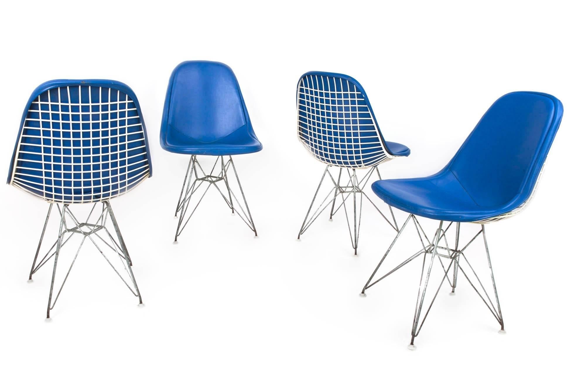 Américain Ensemble original de 4 chaises de salle à manger Eames DKR-1 en vinyle bleu et acier blanc, 1951 en vente