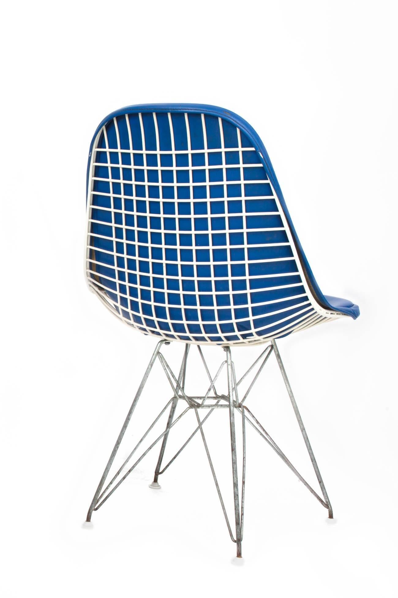American Original Set of 4 Eames DKR-1 Dining Chairs in Blue Vinyl and White Steel, 1951 For Sale