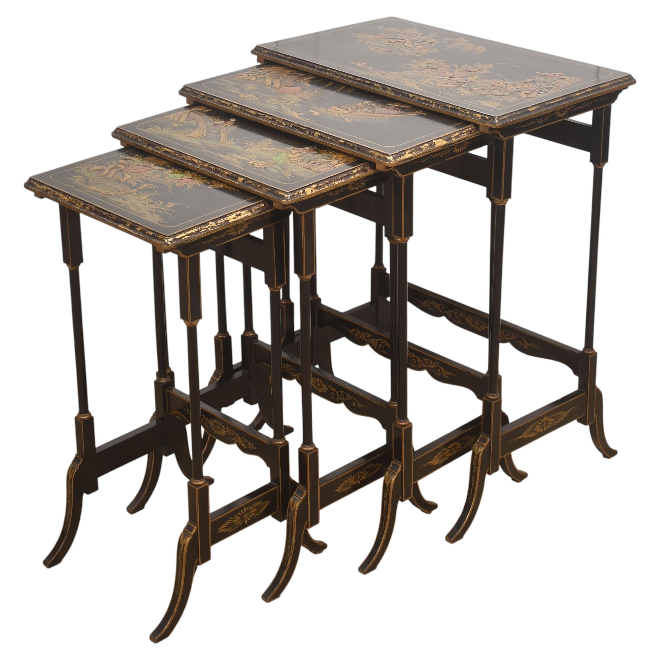 Exceptionnel ensemble de quatre tables gigognes décorées de Chinoiserie en vente