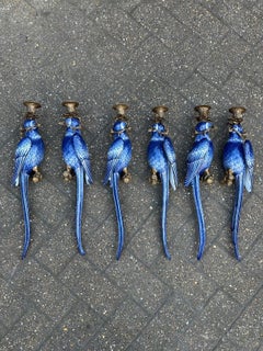 Superbe ensemble de six appliques murales en forme de perroquet, en porcelaine bleue, avec des fixations en bronze doré