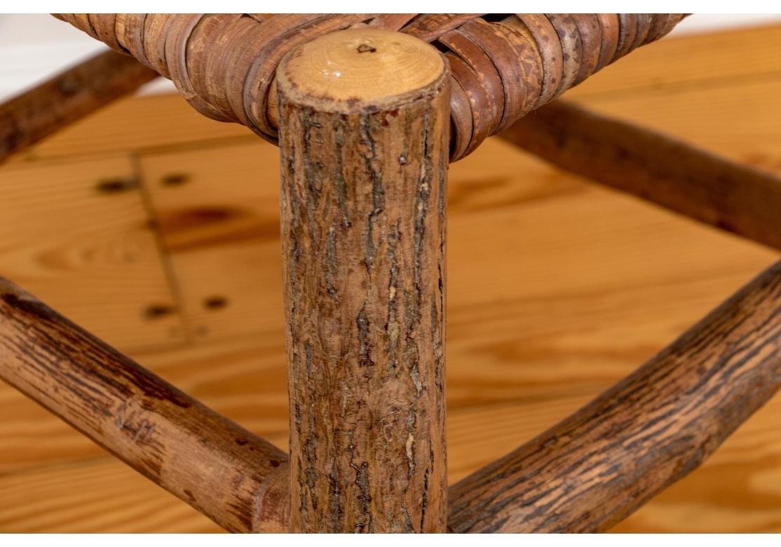 Excepcional Juego De Diez Sillas De Comedor Adirondack De Madera Tallada Y Caña en venta 8