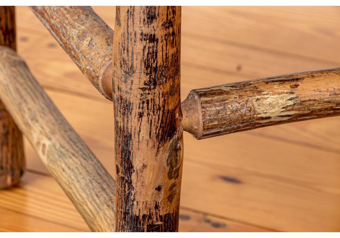 Excepcional Juego De Diez Sillas De Comedor Adirondack De Madera Tallada Y Caña en venta 9