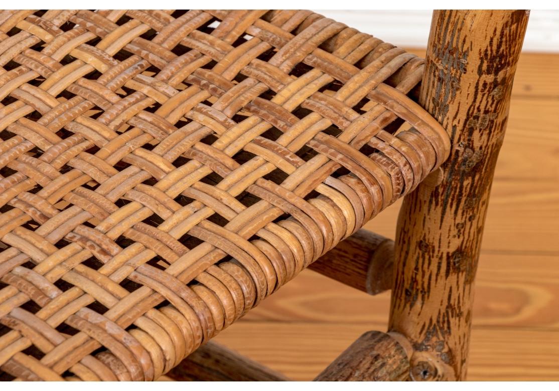 Excepcional Juego De Diez Sillas De Comedor Adirondack De Madera Tallada Y Caña en venta 13