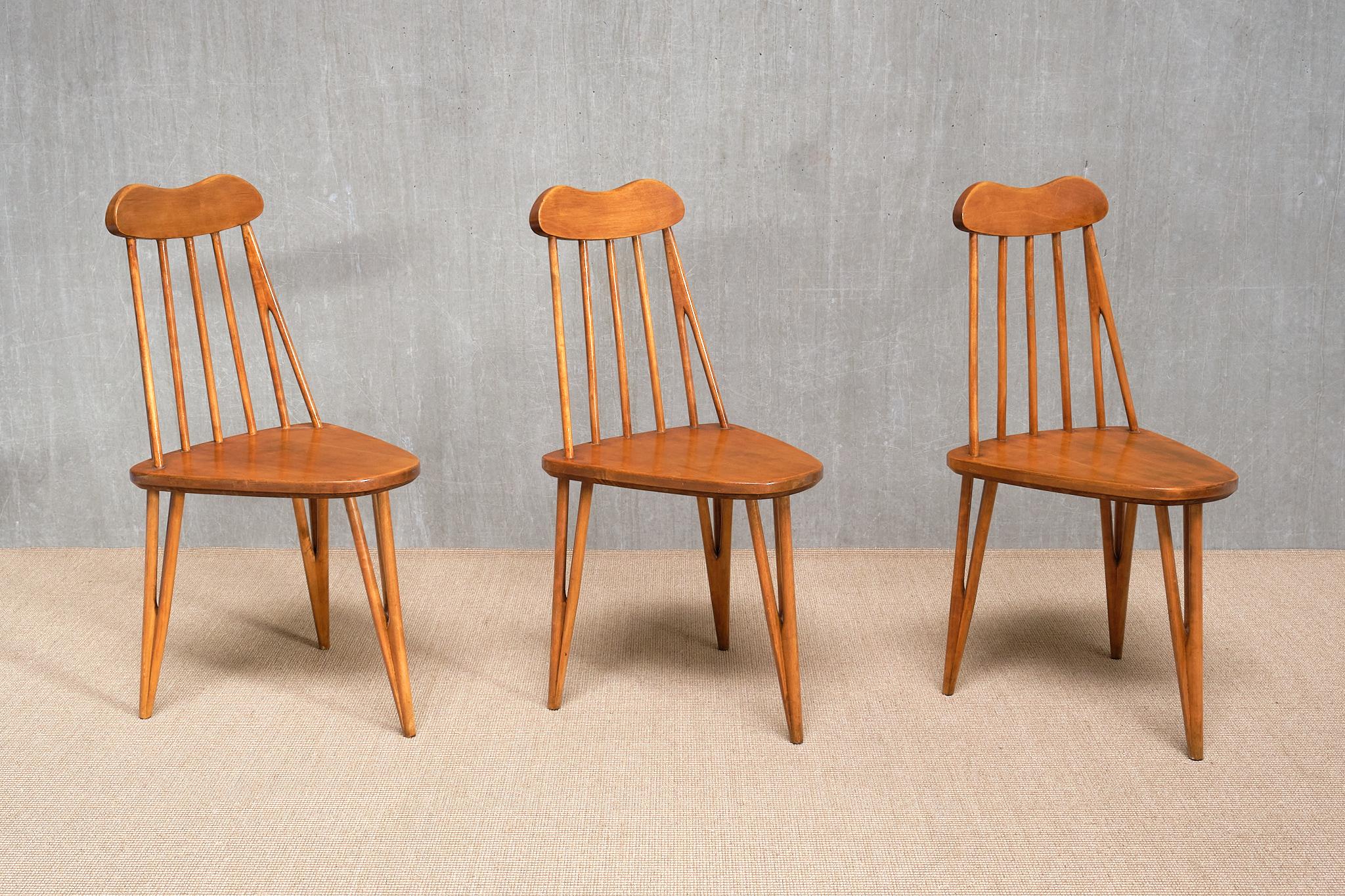 Exceptionnel ensemble de trois chaises en bouleau à trois pieds de Bo Fjaestad, Suède, 1955 en vente 9