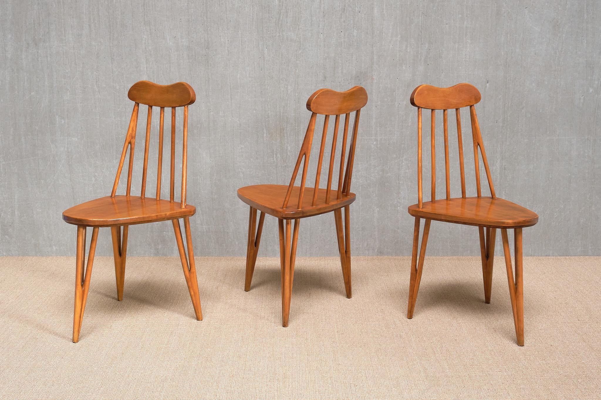 Exceptionnel ensemble de trois chaises en bouleau à trois pieds de Bo Fjaestad, Suède, 1955 en vente 10