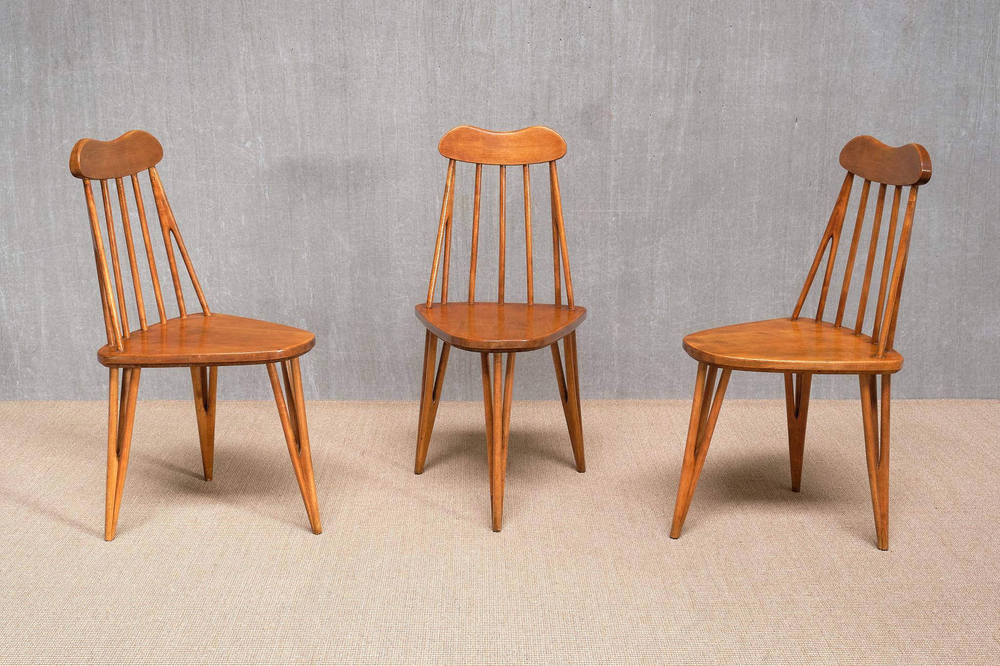 Cet ensemble exceptionnellement rare de trois chaises a été conçu par Bo Fjaestad et produit en Suède en 1955. Chaque chaise est sculptée à la main et porte la signature du designer 