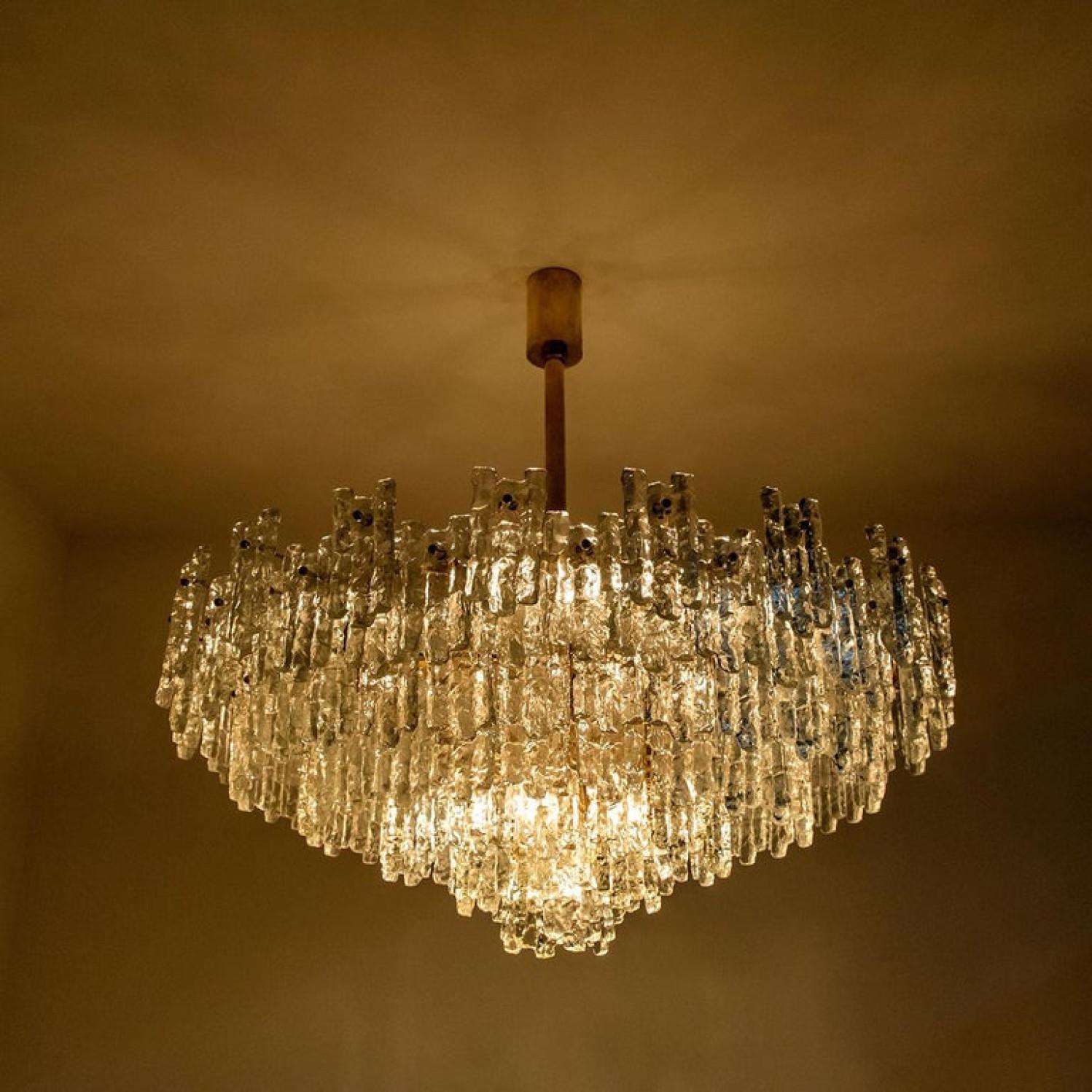 Eccezionale set di tre lampadari in ottone e vetro di J.T. Kalmar in vendita 8