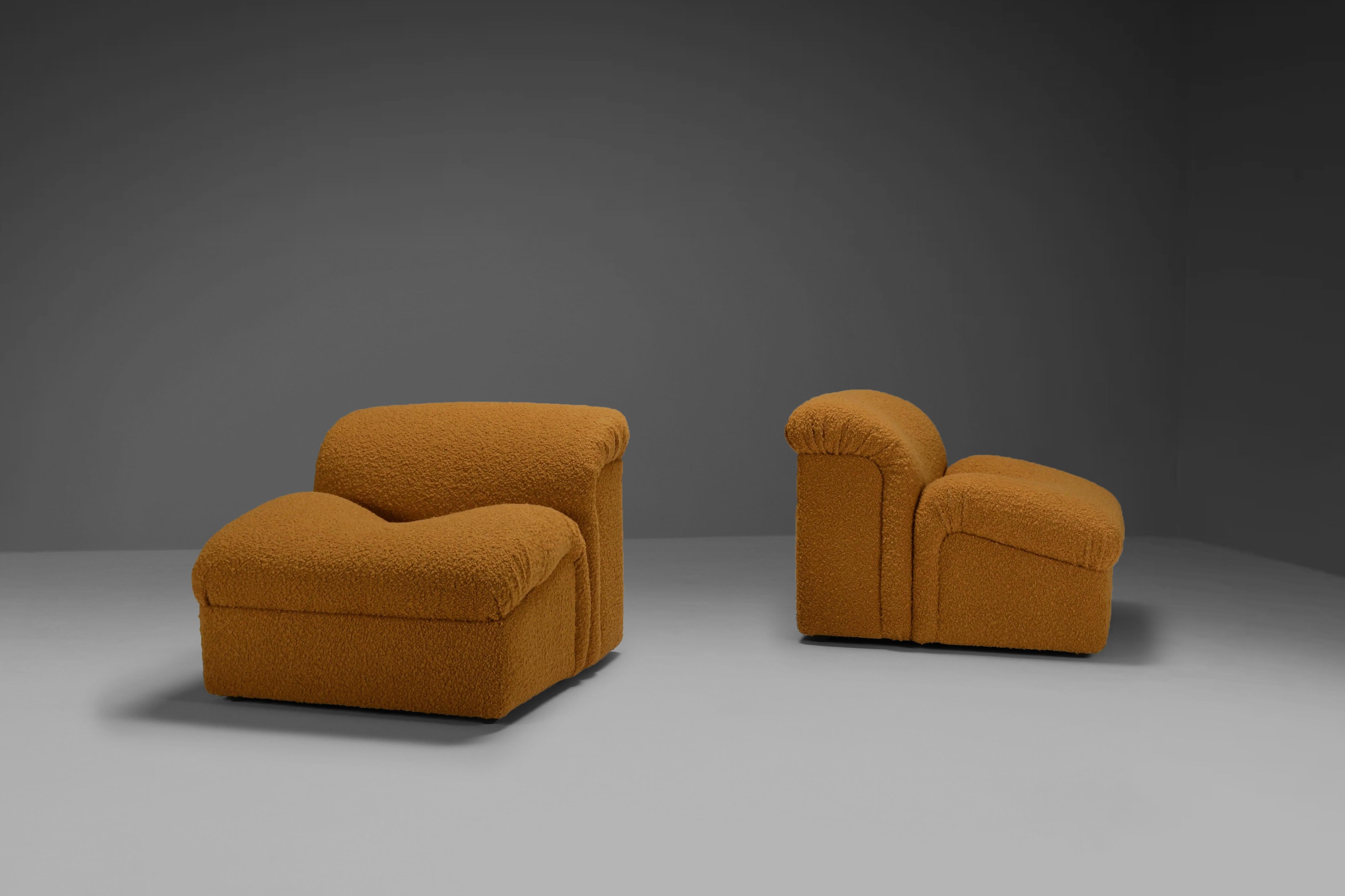 Ensemble de deux chaises 'Onda' en excellent état.

Ces chaises ont été fabriquées dans les années 1970 par Metalarte.

Ils ont une forme incurvée très intéressante et semblent être constitués de deux parties distinctes qui ont été assemblées. Ils