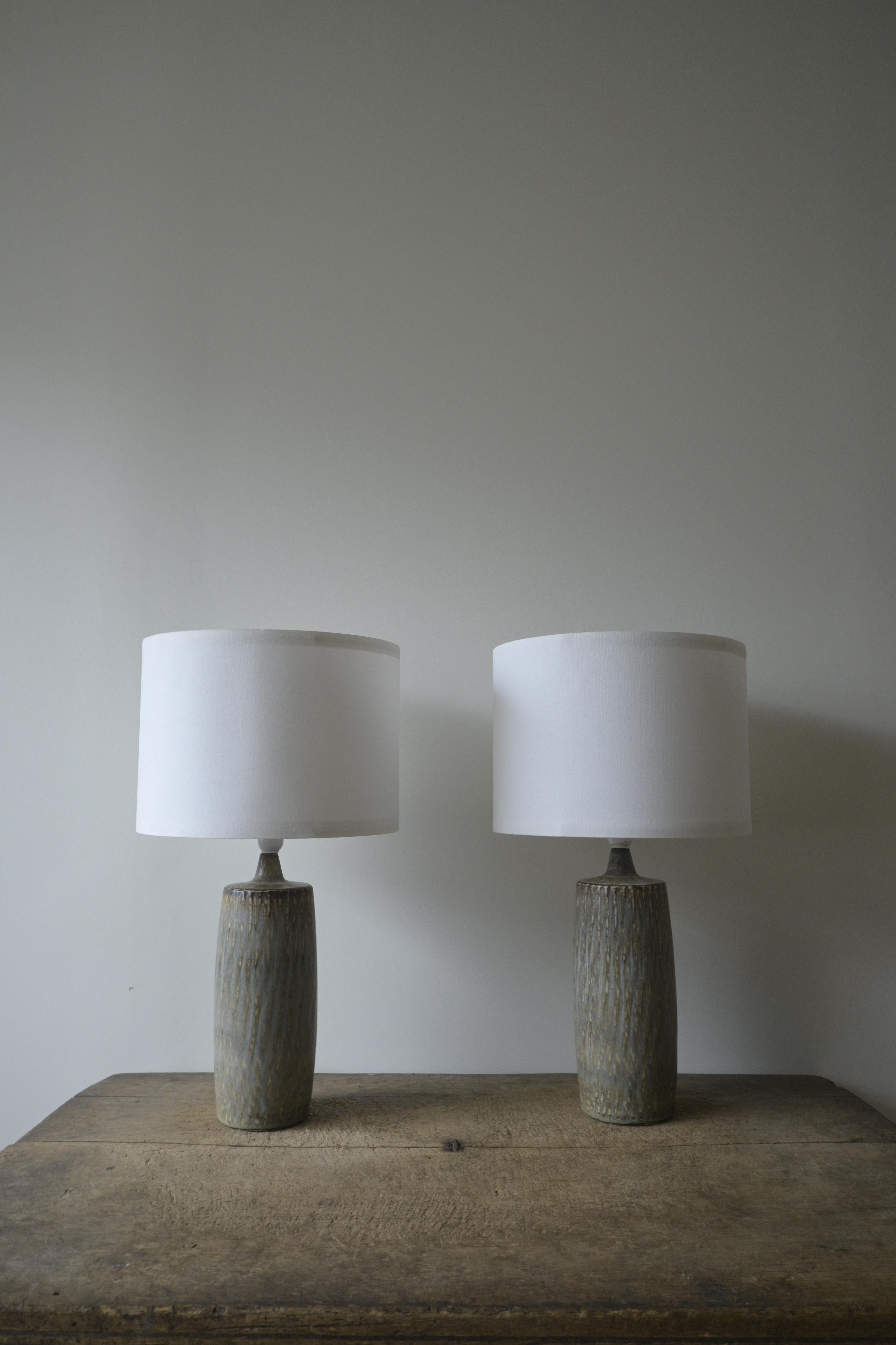 Exceptionnel ensemble de deux lampes de table 