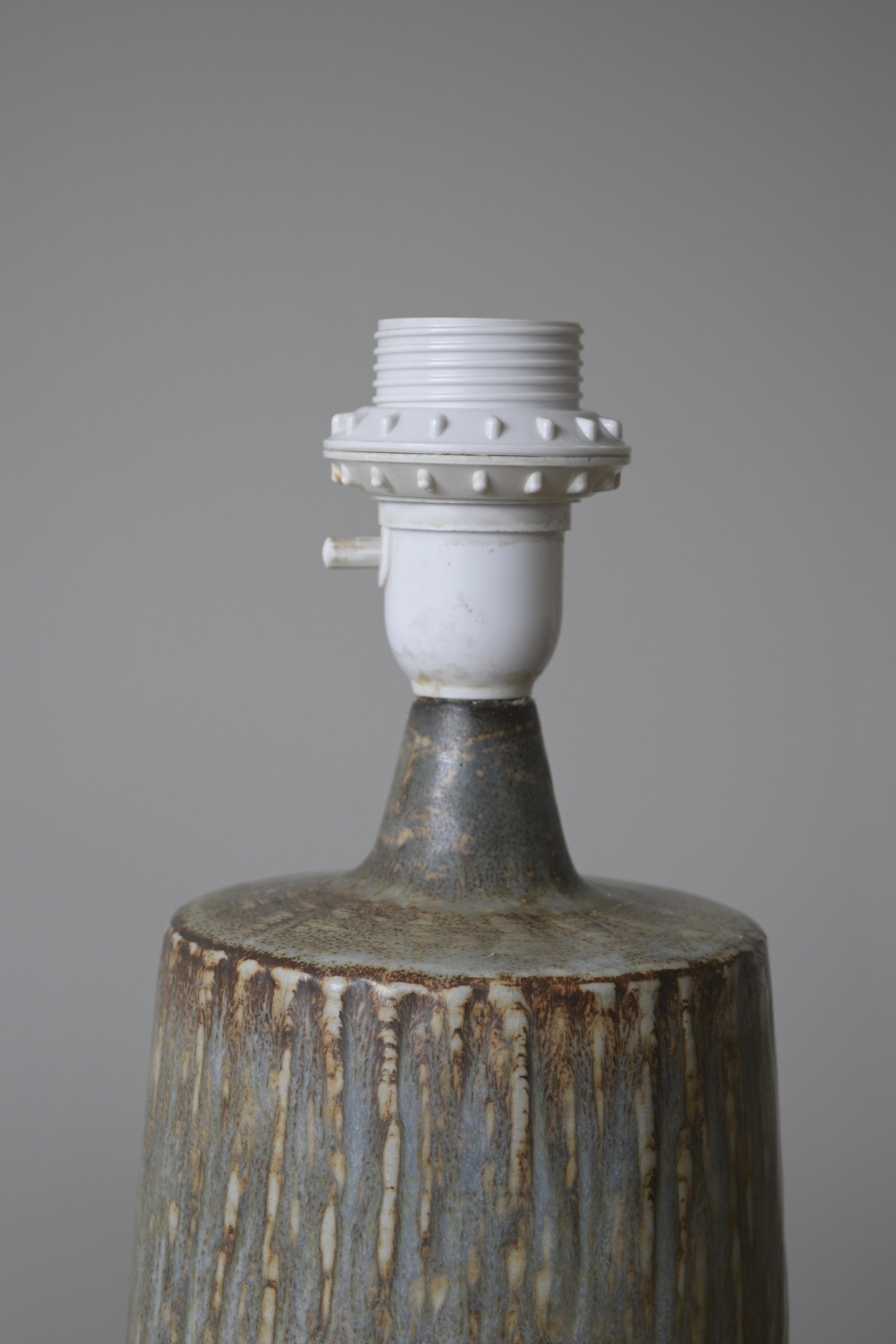 20ième siècle Exceptionnel ensemble de deux lampes de table Gunnar Nylund 'Rubus' vers 1950 pour Rörstrand en vente