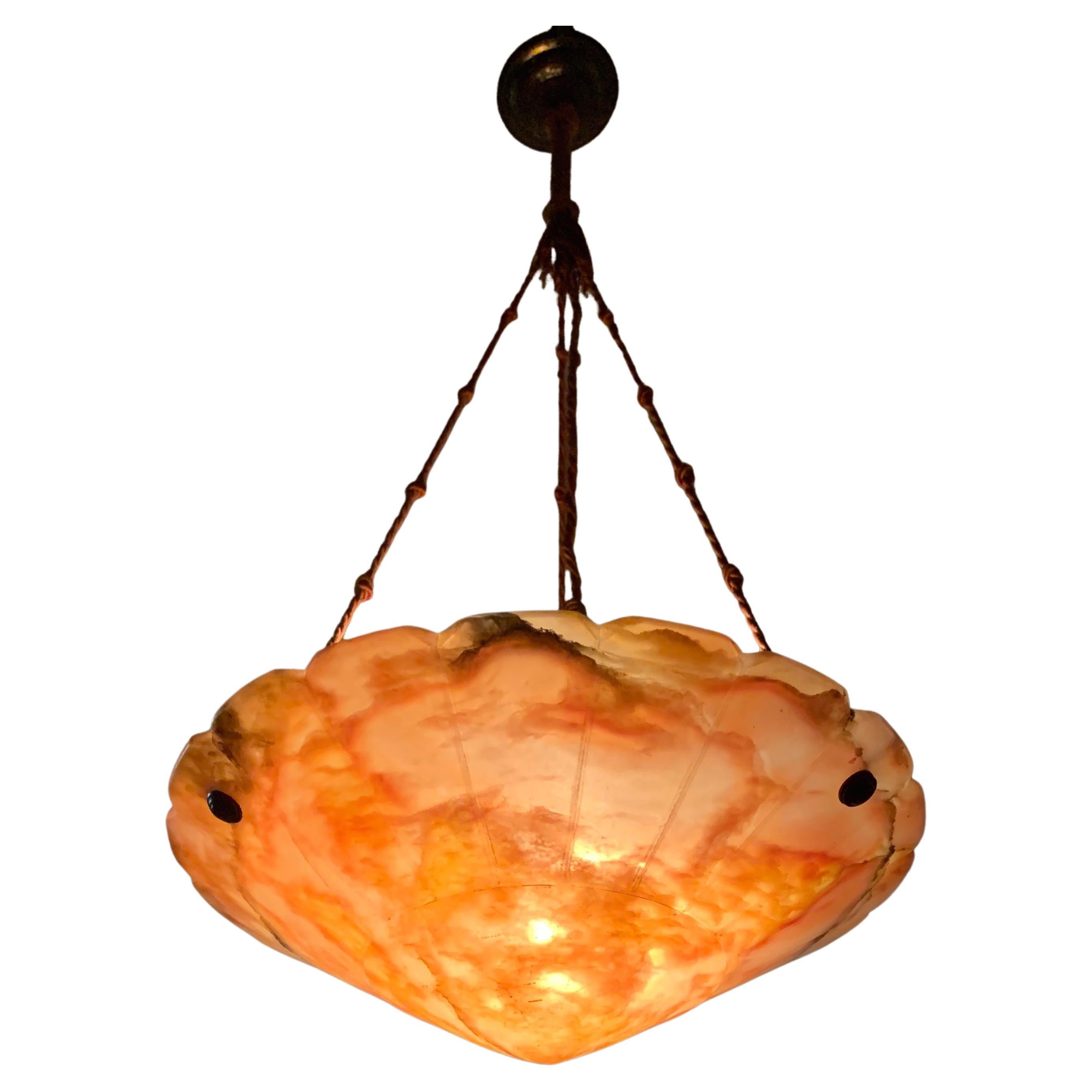 Superbe lampe suspendue Art Deco au design géométrique.

L'éclairage du début du XXe siècle étant l'une de nos spécialités, nous avons été ravis de trouver une autre suspension Art déco rare et vraiment magnifique, faite de l'albâtre le plus