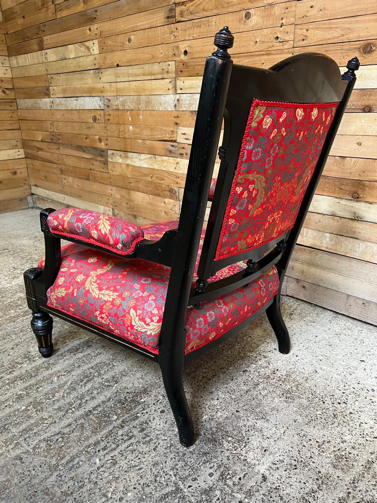 Exceptionnel fauteuil victorien anglais de forme exceptionnelle, ébénisé avec peinture dorée en vente 4
