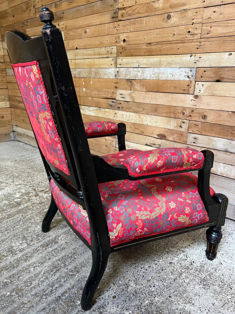 Exceptionnel fauteuil victorien anglais de forme exceptionnelle, ébénisé avec peinture dorée en vente 7