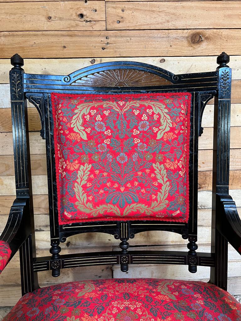 Britannique Exceptionnel fauteuil victorien anglais de forme exceptionnelle, ébénisé avec peinture dorée en vente