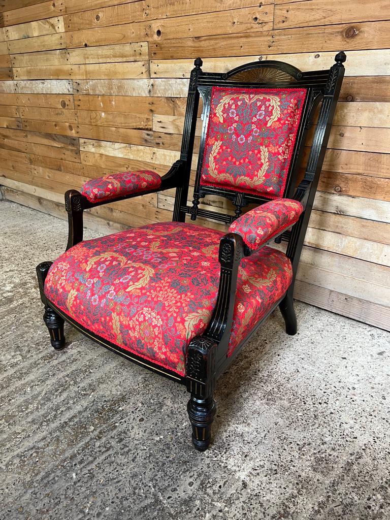 Außergewöhnlicher englischer viktorianischer Sessel in Form eines Armlehns, ebonisiert mit goldener Farbe im Angebot 2