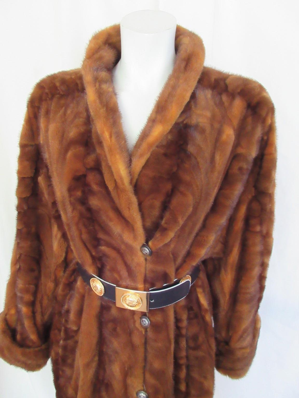 Ce manteau brun aux tons or moutarde est fait de fourrure de vison tondue de qualité et douce.

Nous proposons d'autres articles de fourrure de luxe, voir notre boutique.

Détails :
poids léger
avec 3 boutons de fermeture
2 poches 
entièrement