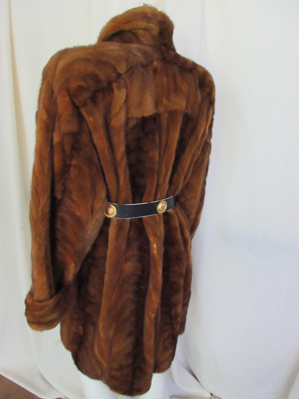 Marron Exceptionnel manteau torsadé en fourrure de vison moutarde couleur or en vente