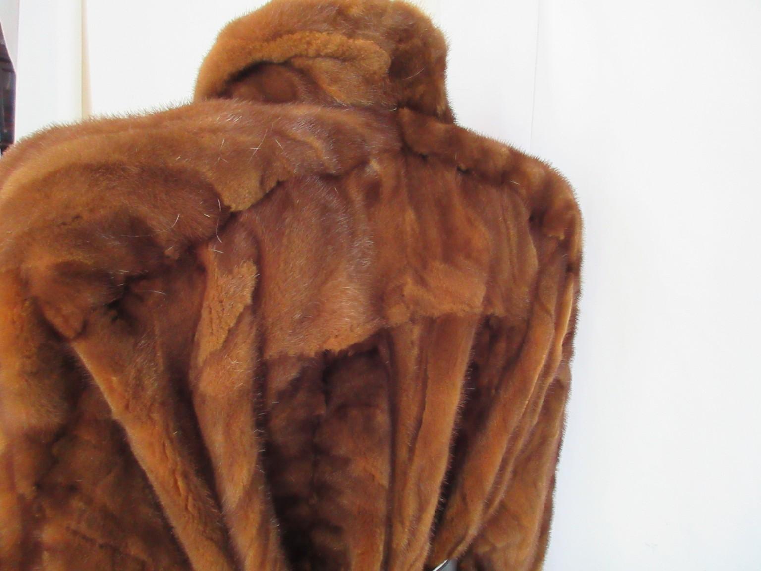 Exceptionnel manteau torsadé en fourrure de vison moutarde couleur or Bon état - En vente à Amsterdam, NL