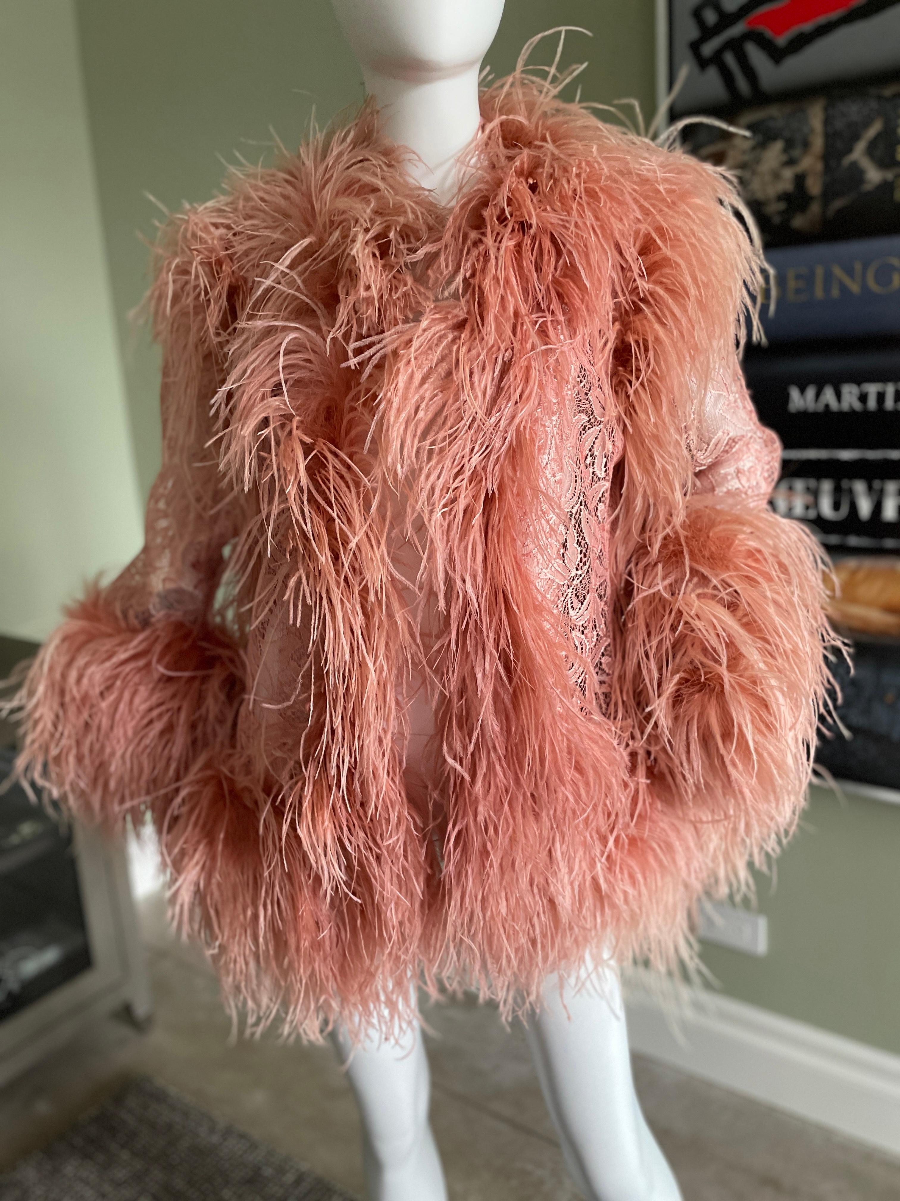 Außergewöhnliche Bettjacke mit Straußenfedernbesatz und durchsichtiger Spitze aus den 1960er Jahren im Zustand „Hervorragend“ im Angebot in Cloverdale, CA
