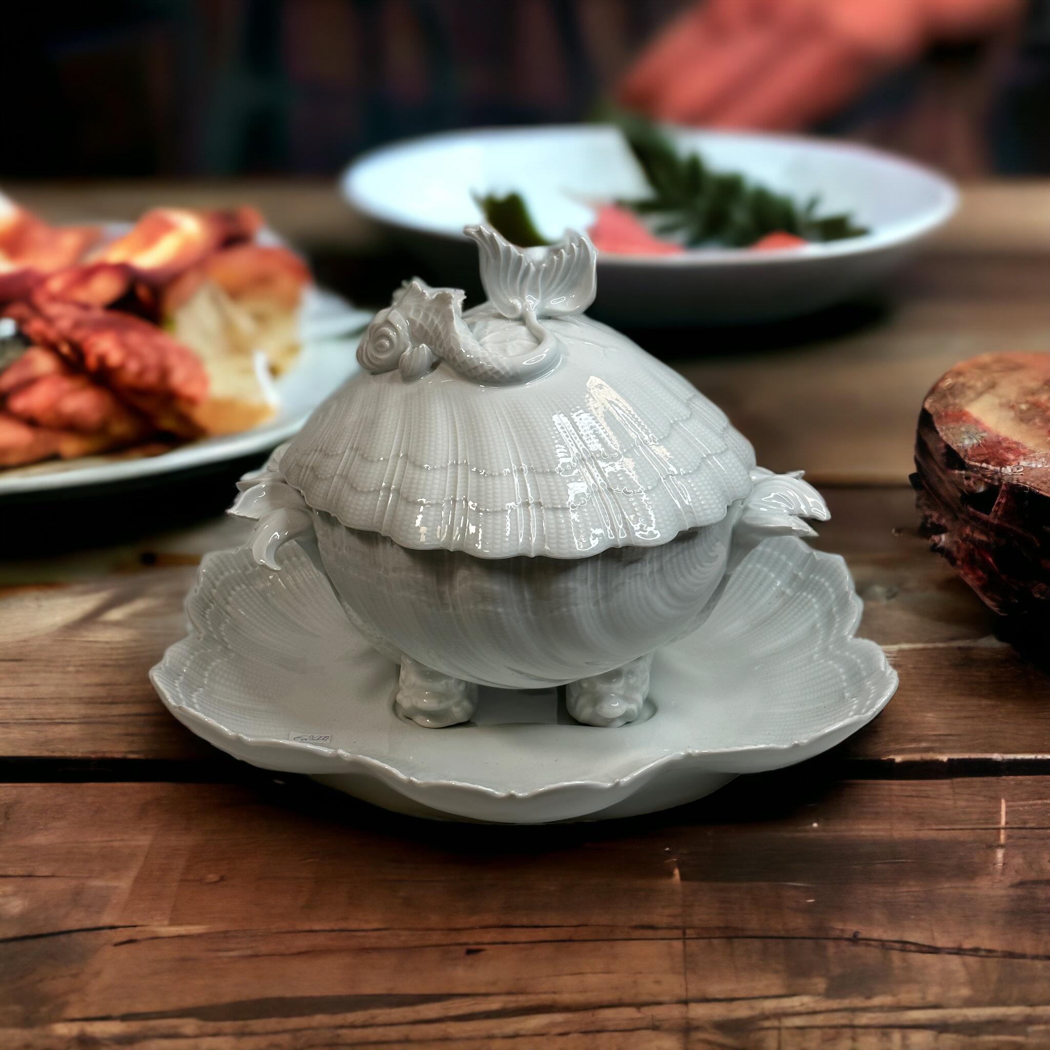 Außergewöhnliche Muschelförmige Suppenterrine aus Limoges China-Porzellan mit Delphin-Dekor aus Porzellan (Französisch) im Angebot