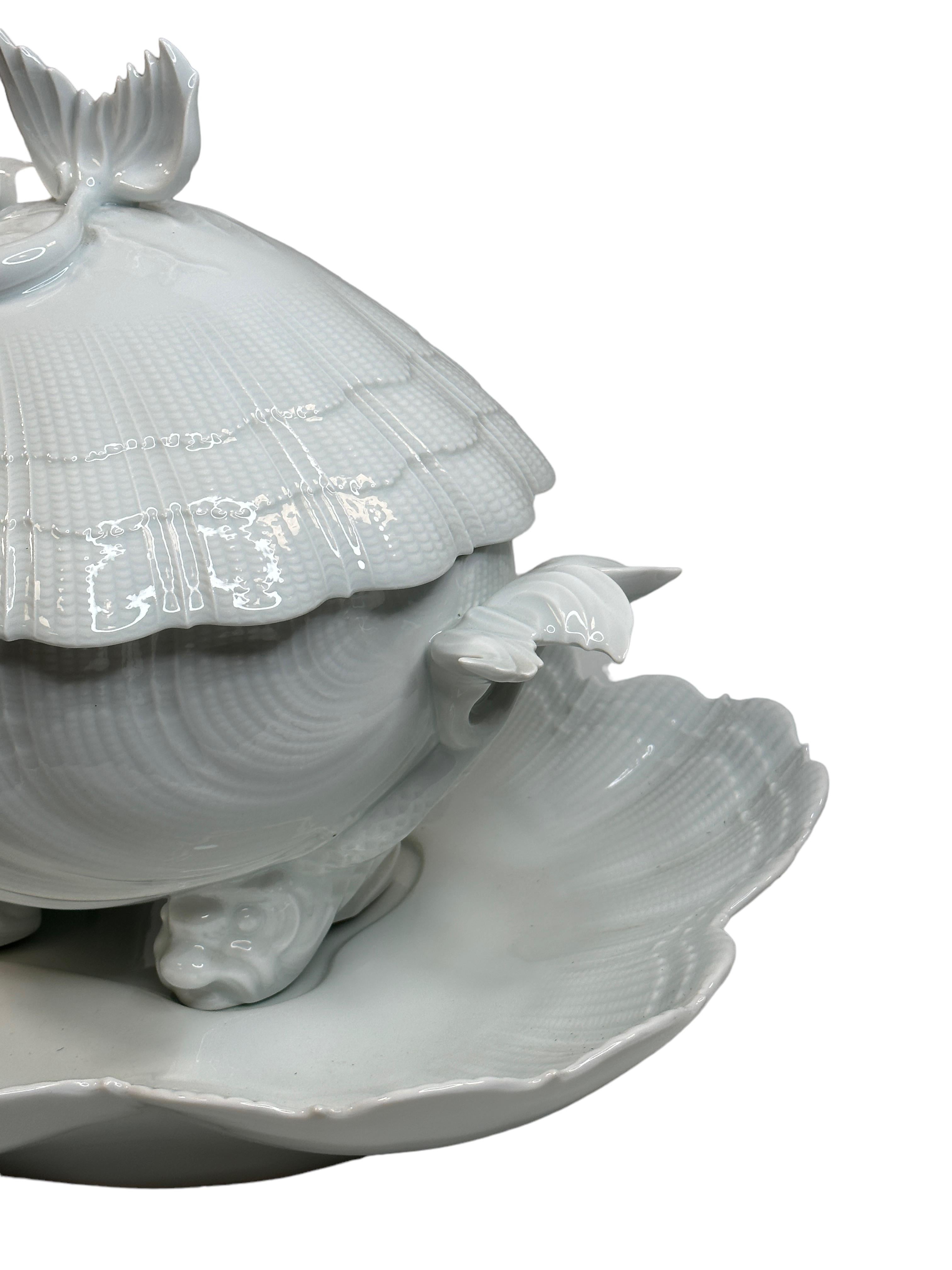 Außergewöhnliche Muschelförmige Suppenterrine aus Limoges China-Porzellan mit Delphin-Dekor aus Porzellan im Angebot 1