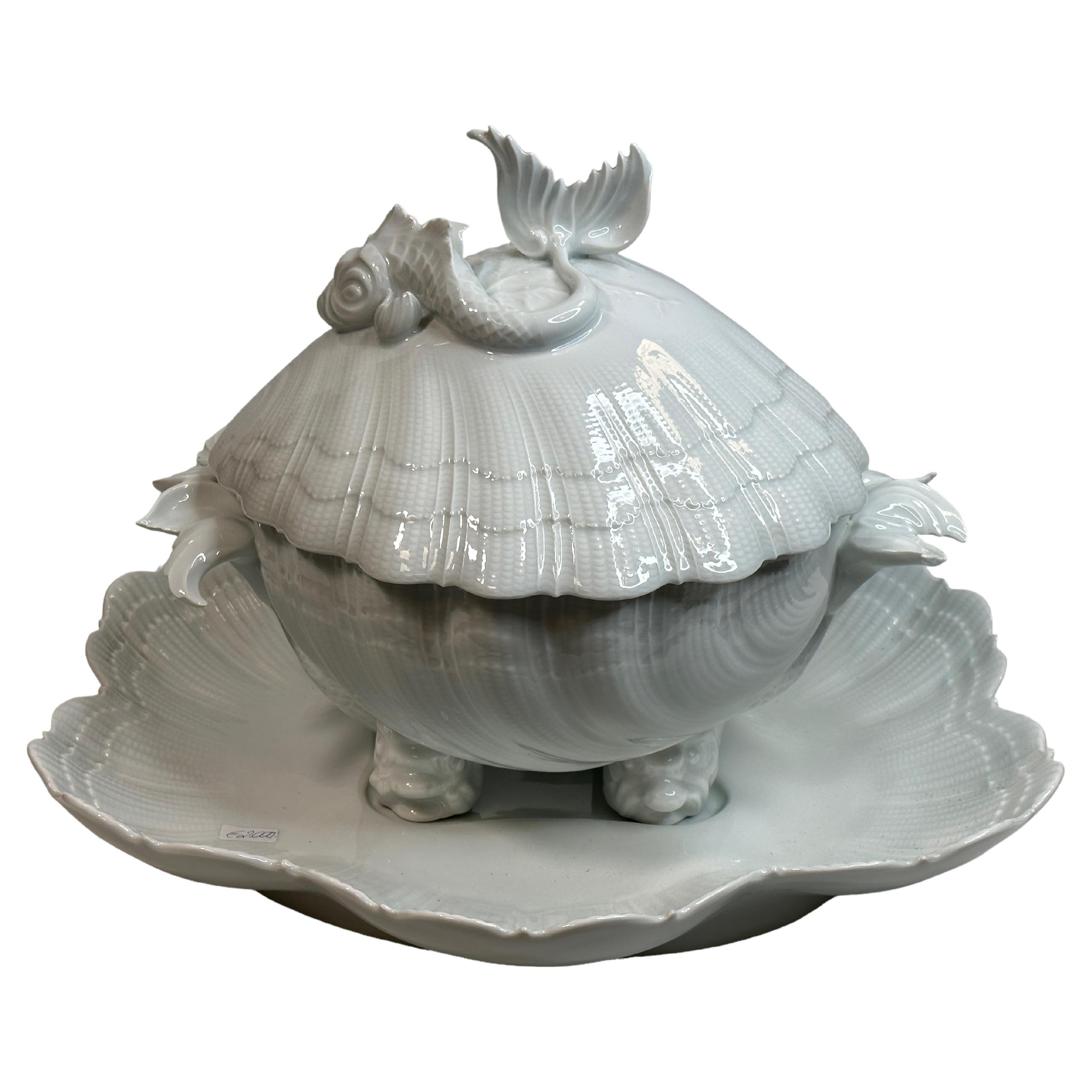Soupière de Limoges en porcelaine exceptionnelle en forme de coquillage avec décor de dauphin