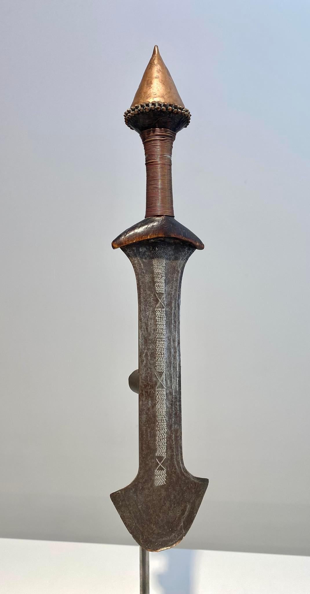 Superb and very Rare Short Sword From The Tetela Kasai Tribe Dr Congo Ca1880-1900
Tribe : Tetela
Country : DR Congo
Height: 39.5 cm
Very good condition
Coming from a Belgian collection