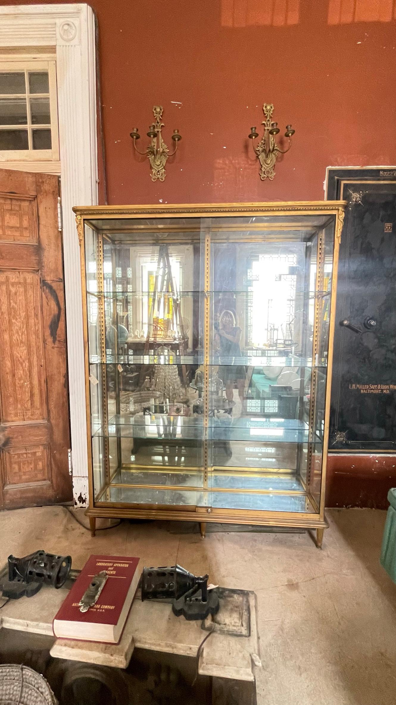 Exceptionnelle vitrine en bronze doré du premier casemaker parisien, Siegel, c.C. 1900.  
Comprend des portes coulissantes verrouillables et des étagères réglables avec des supports d'origine.  L'un des exemples les plus décoratifs et les plus