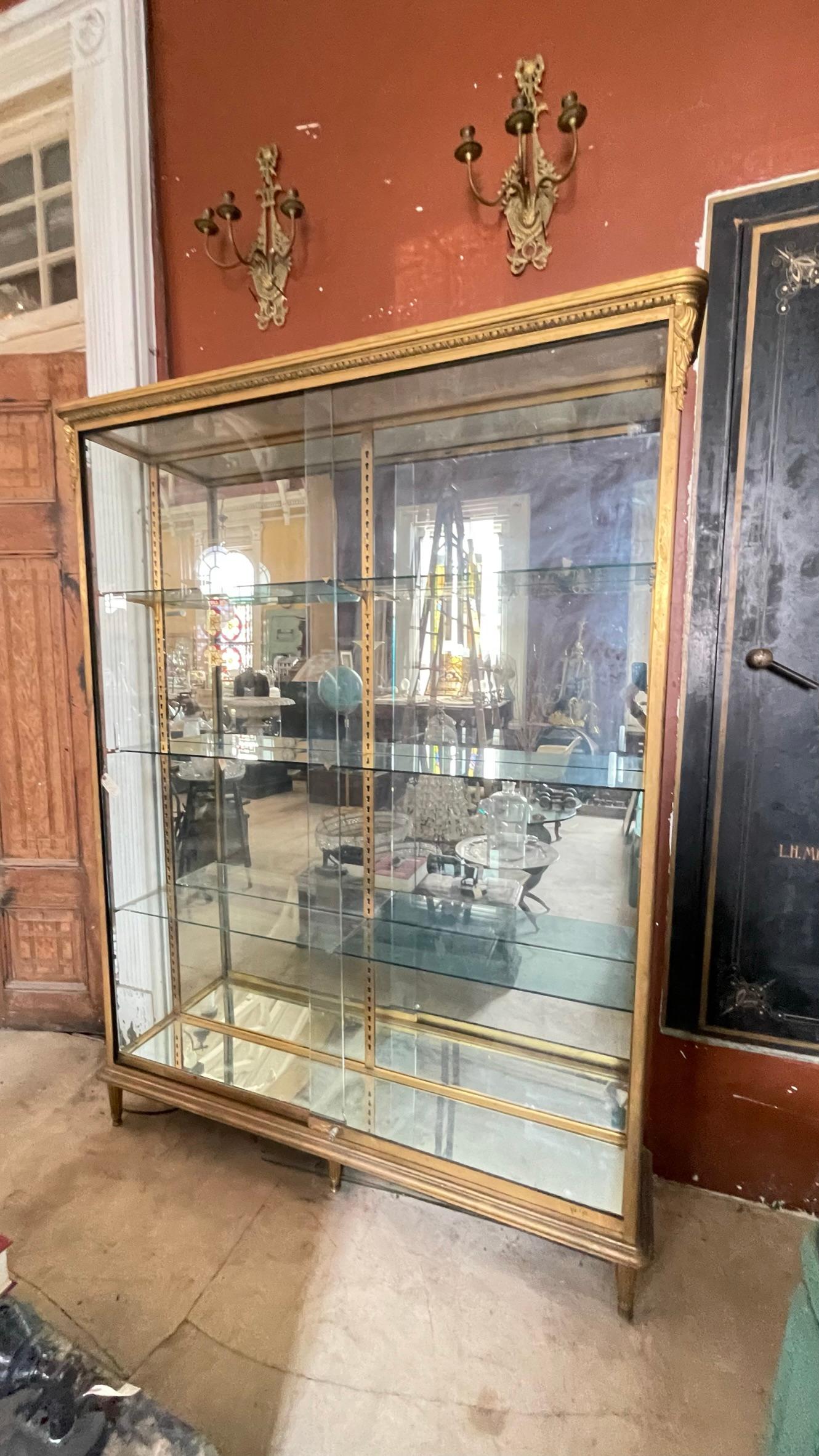 Louis XVI Exceptionnelle vitrine en bronze doré de Siegel Paris en vente