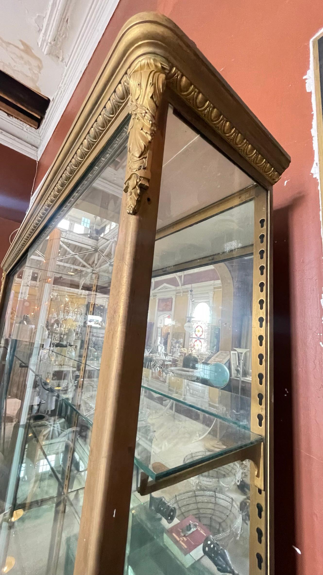 Français Exceptionnelle vitrine en bronze doré de Siegel Paris en vente