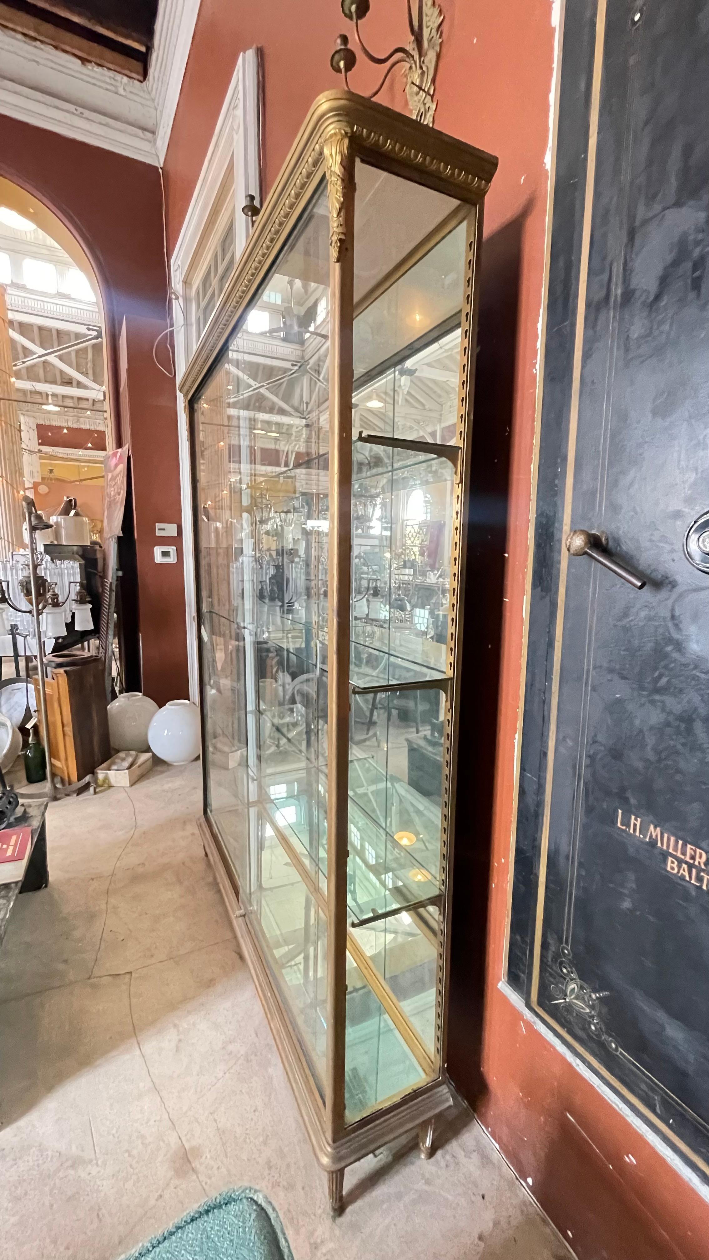 Doré Exceptionnelle vitrine en bronze doré de Siegel Paris en vente